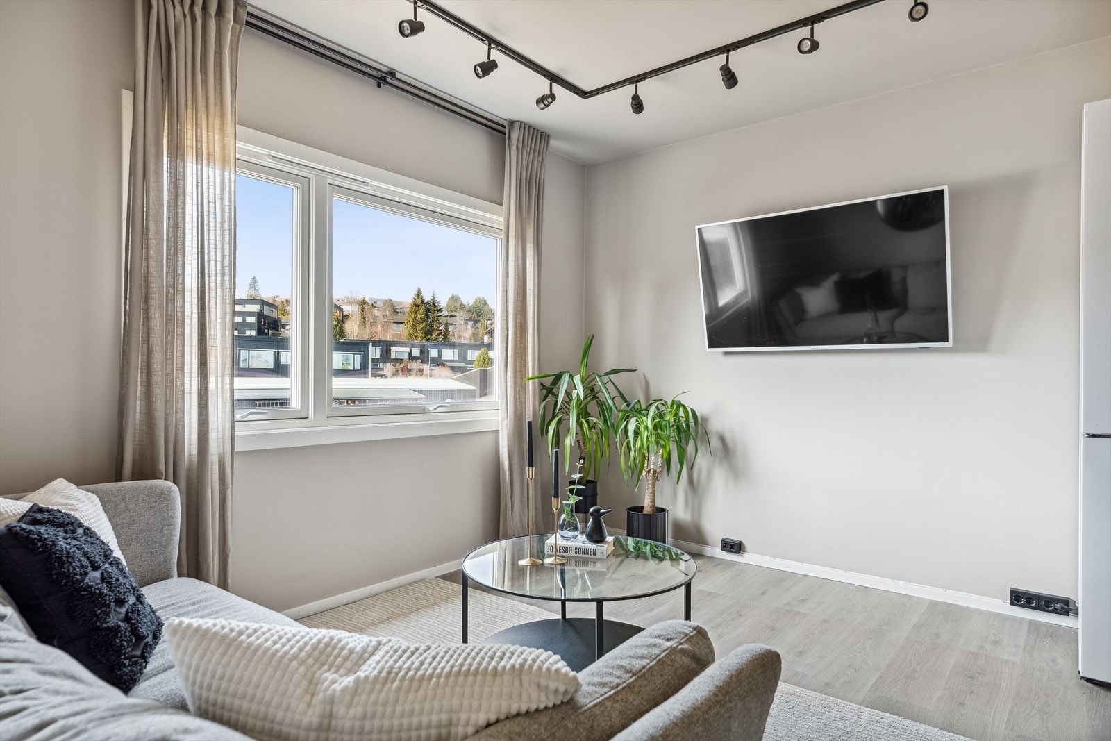 Den åpne stue- og kjøkkenløsningen strekker seg over romslige 17m². Galleribilde