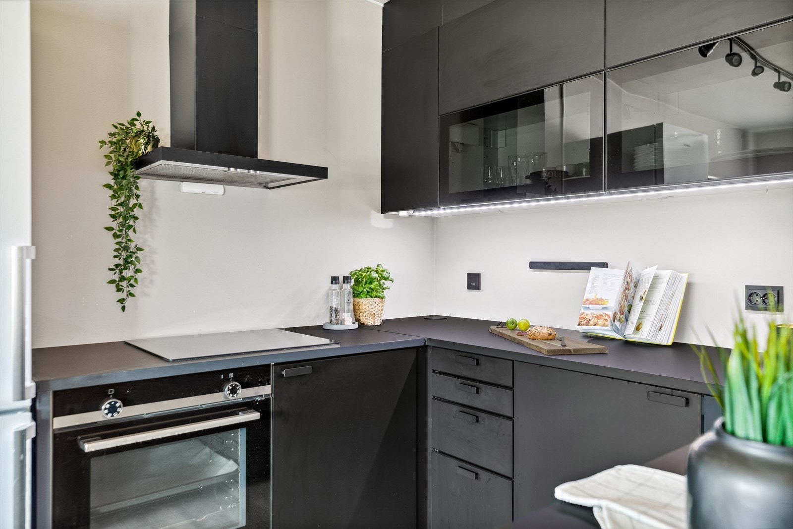 Kjøkkenet byr på integrerte hvitevarer som medfølger handelen. Galleribilde