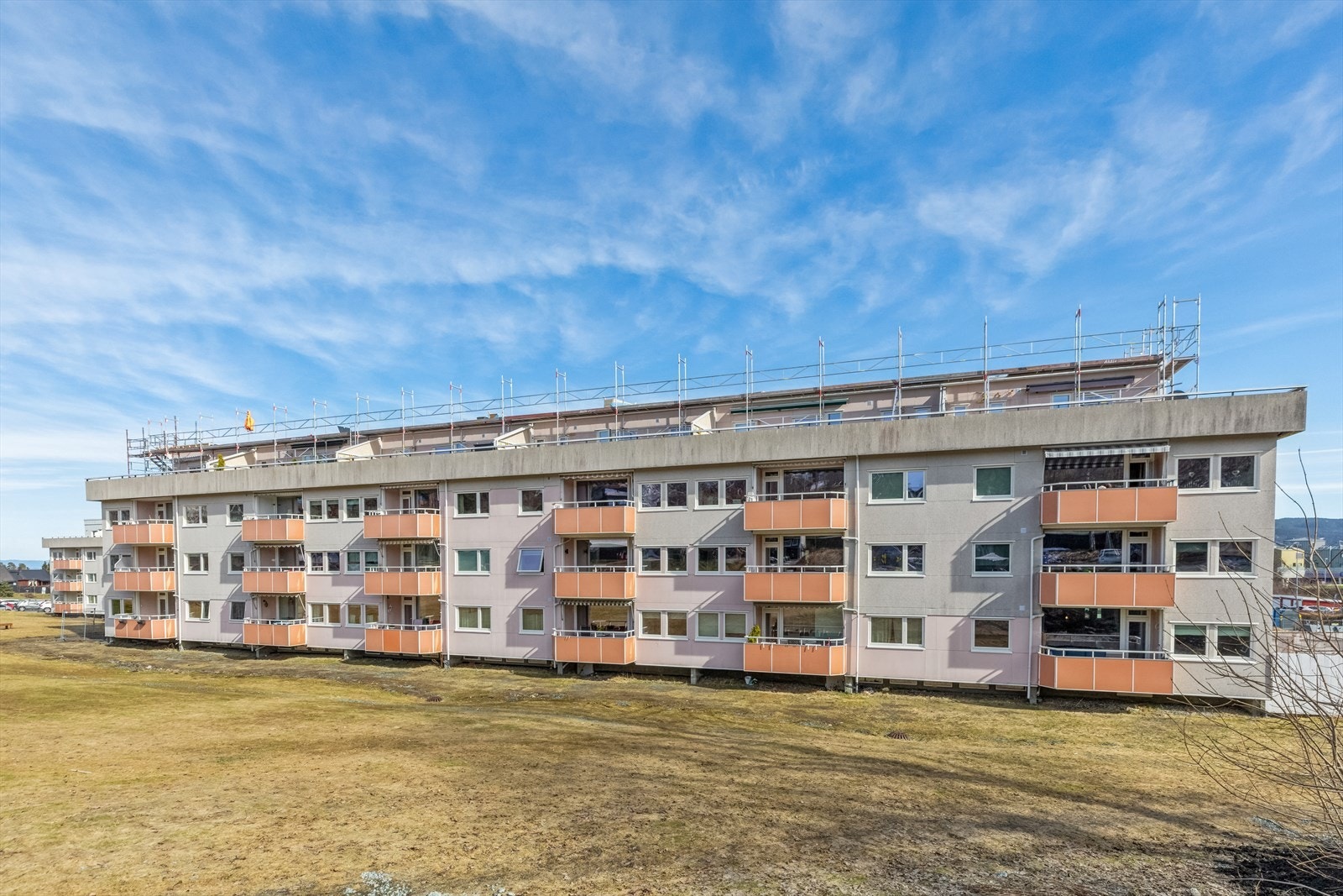 Det er også gode muligheter for å få tildelt parkeringsplass ved søknad til borettslaget, samt
kort vei til kollektivtransport. Galleribilde