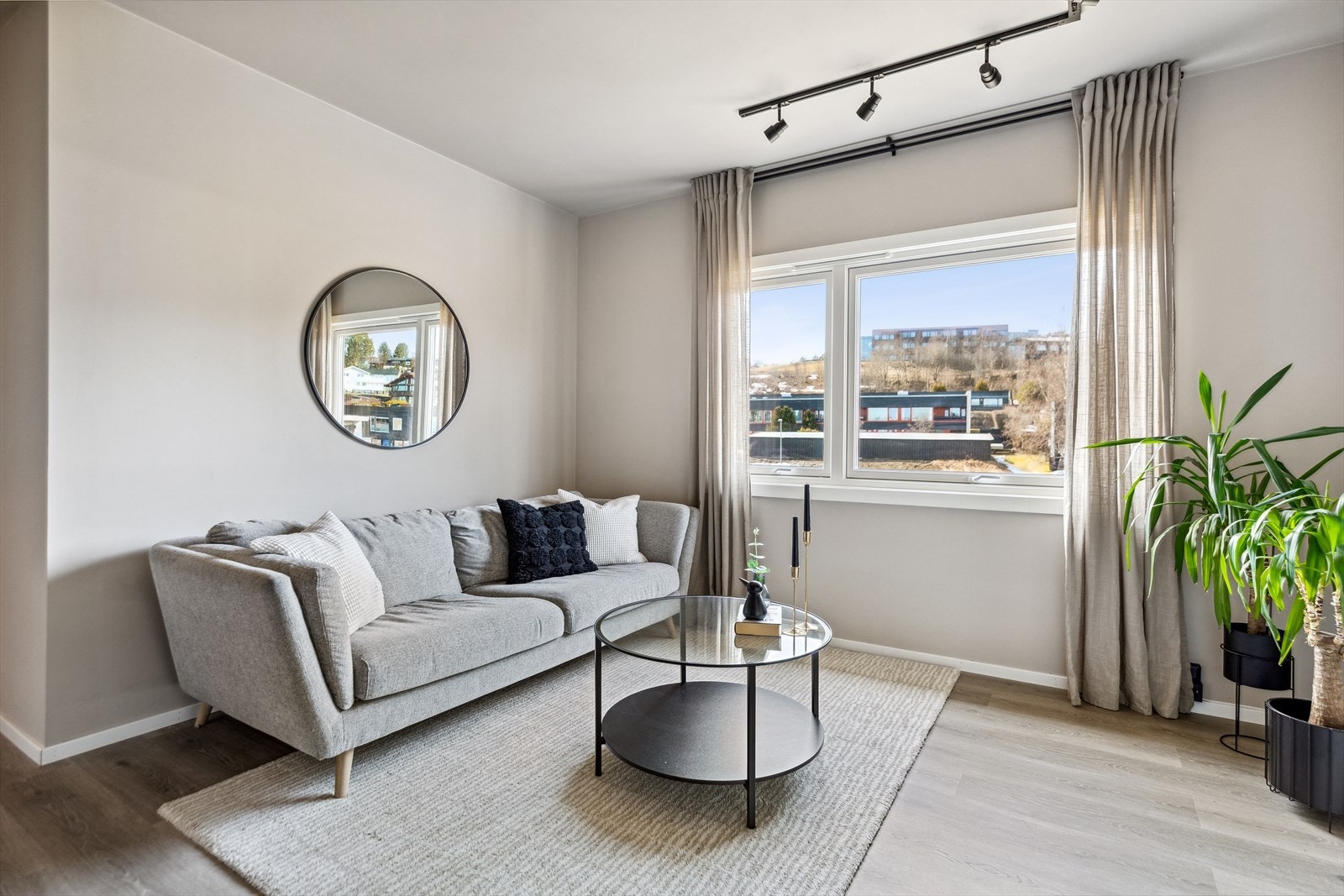 Leiligheten har det siste året vært igjennom vesentlig modernisering, hvor alle overflater på vegger og gulv har gjennomgått renovering. Det er lagt nytt laminatgulv på stue, soverommet og i gang. Galleribilde