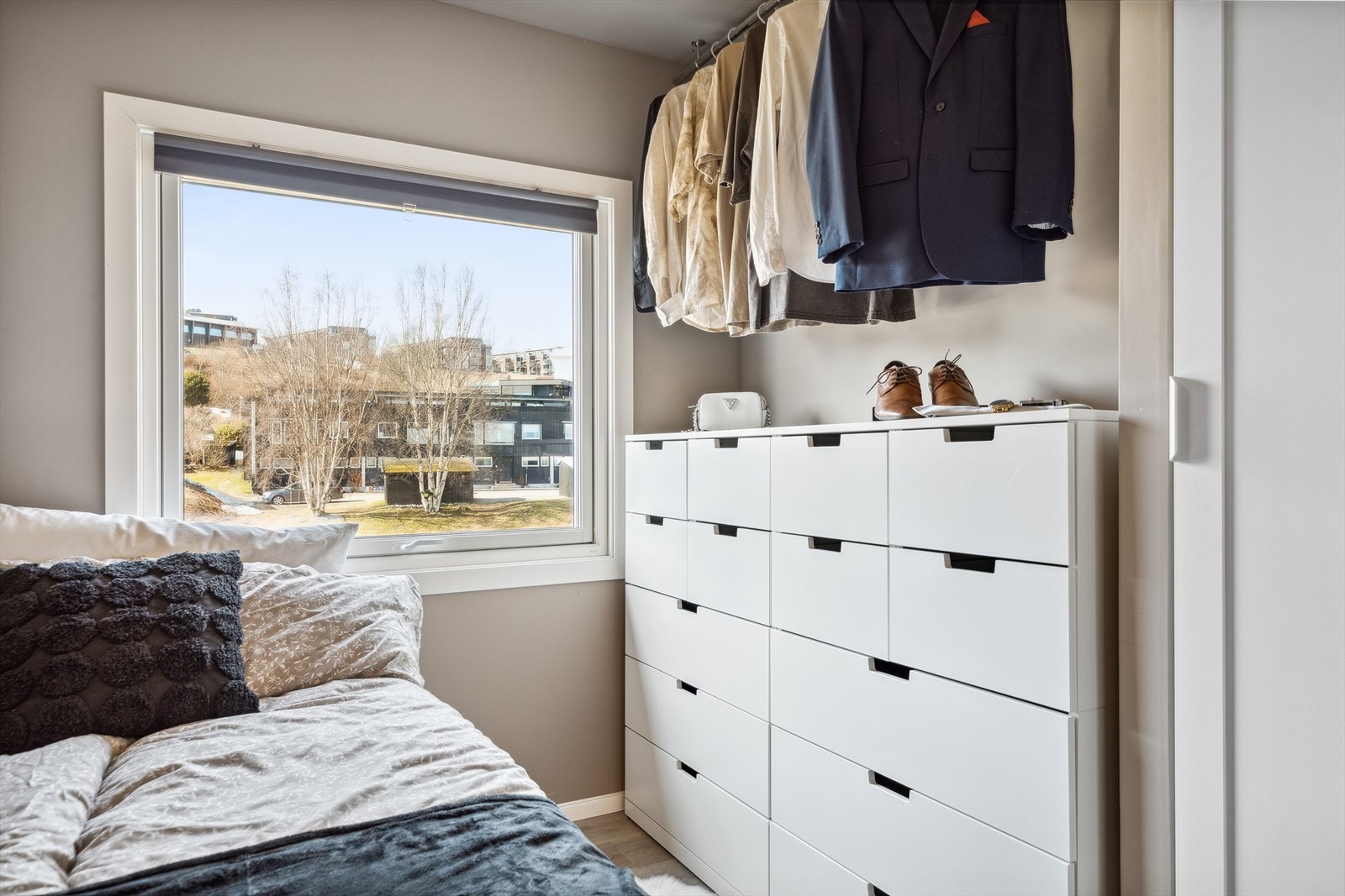 Det er etablert en praktisk garderobeløsning som medfølger handelen. Galleribilde