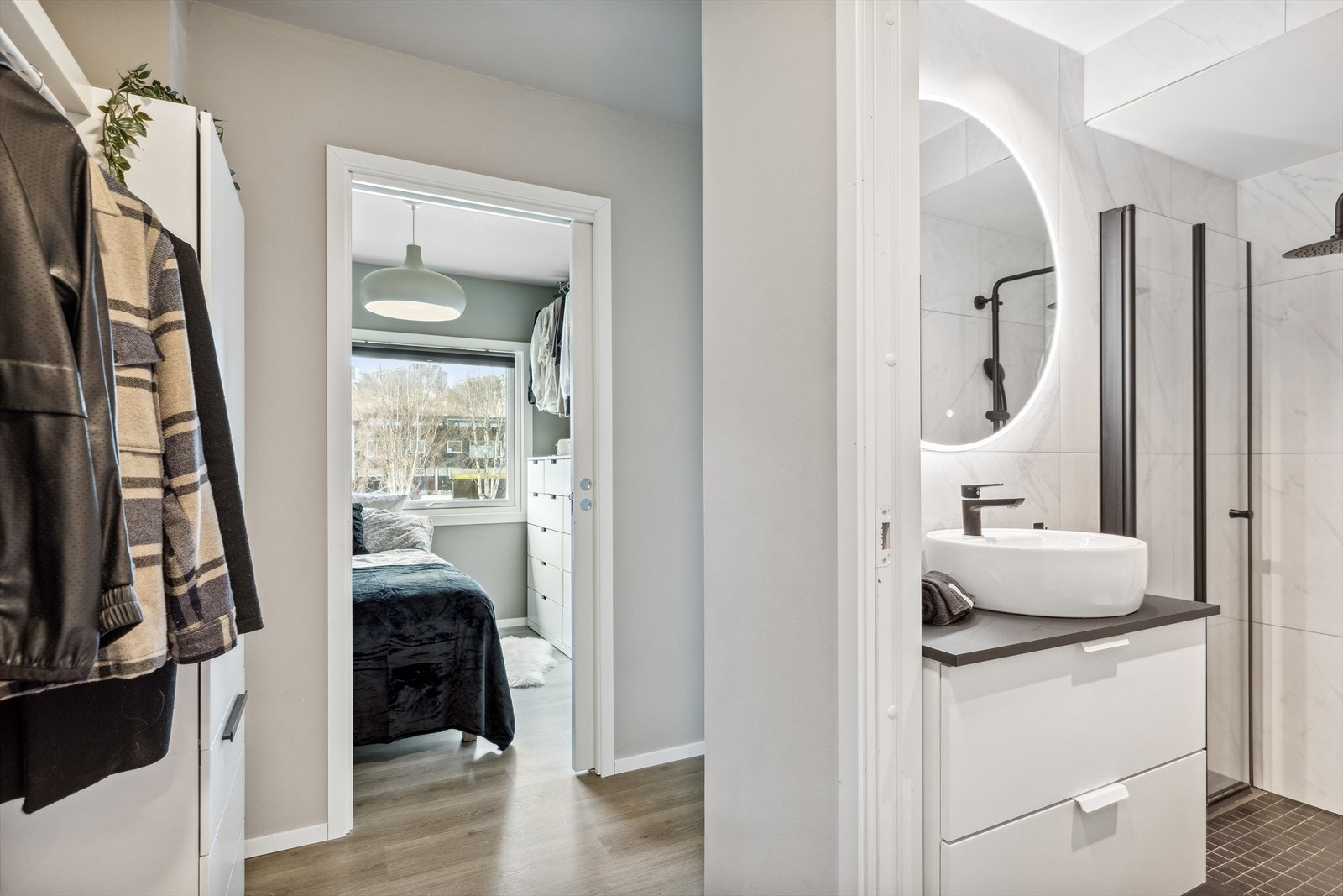 Når man kommer inn i boligen trer man inn i en praktisk entré på 5m²
, som gir rikelig med muligheter for oppbevaring. Galleribilde