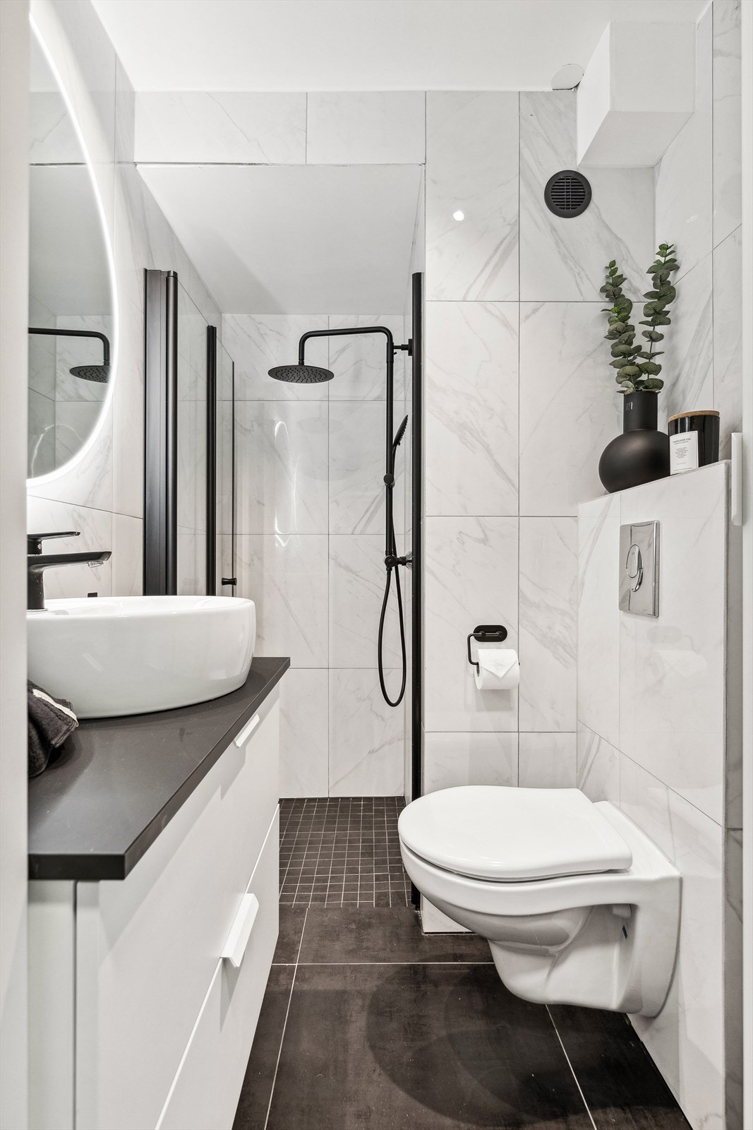 Det har en praktisk utforming med eget dusjinnhuk, samt vegghengt toalett og innredning. Galleribilde