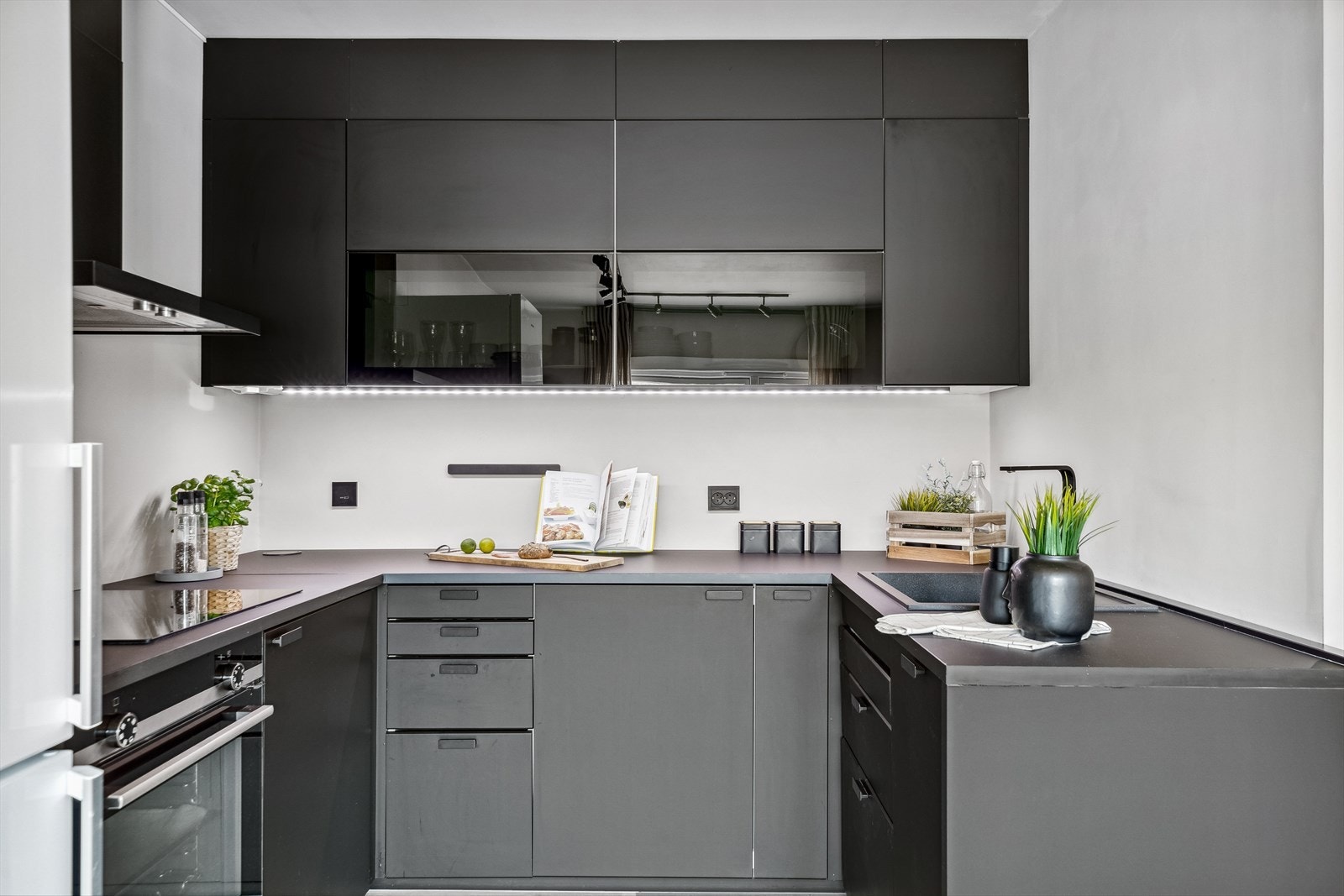 Den gode utformingen på kjøkkenet gir rikelig med skap- og benkeplass. Galleribilde