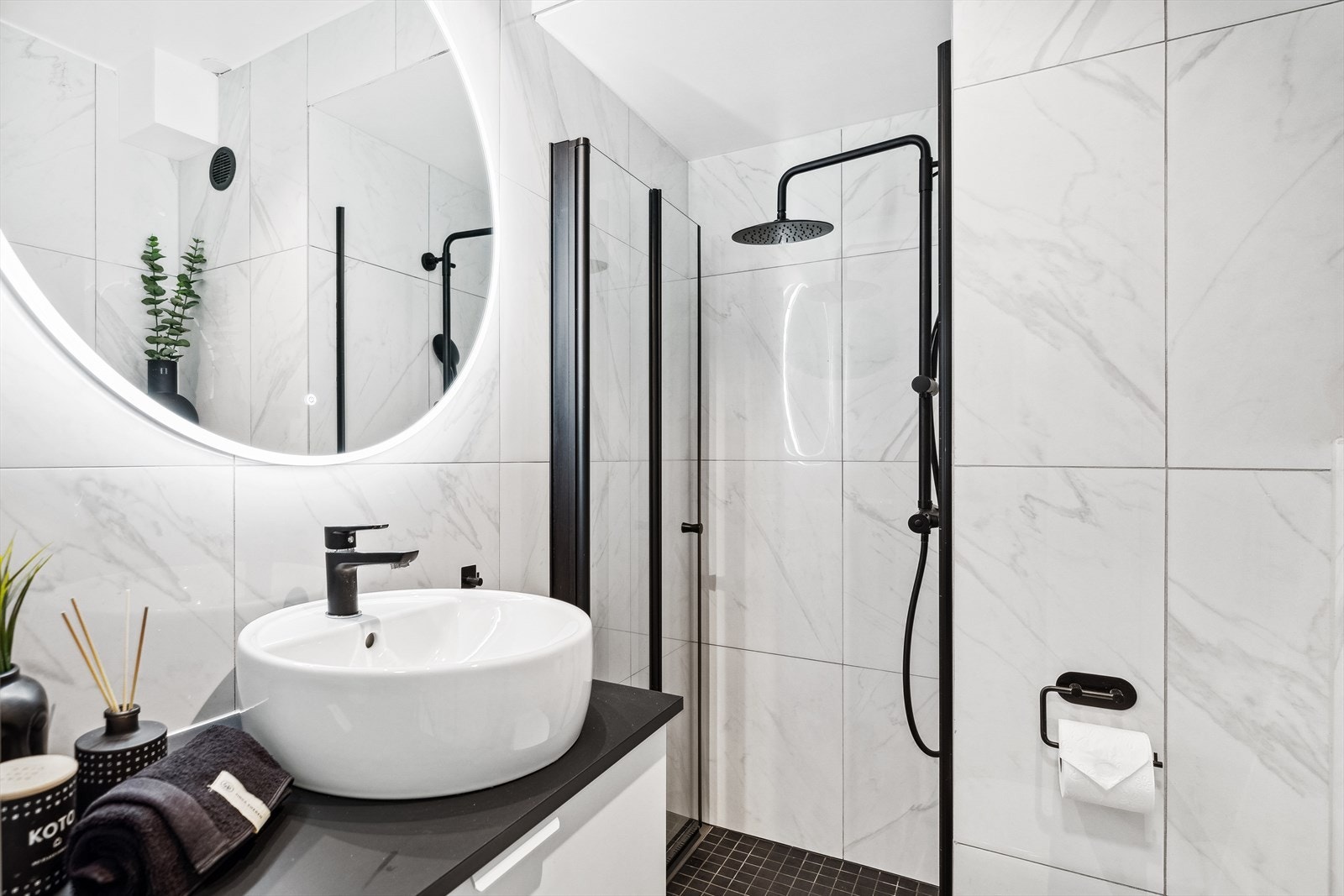 Badet ble renovert av i 2022, med marmorfliser på vegg. Galleribilde