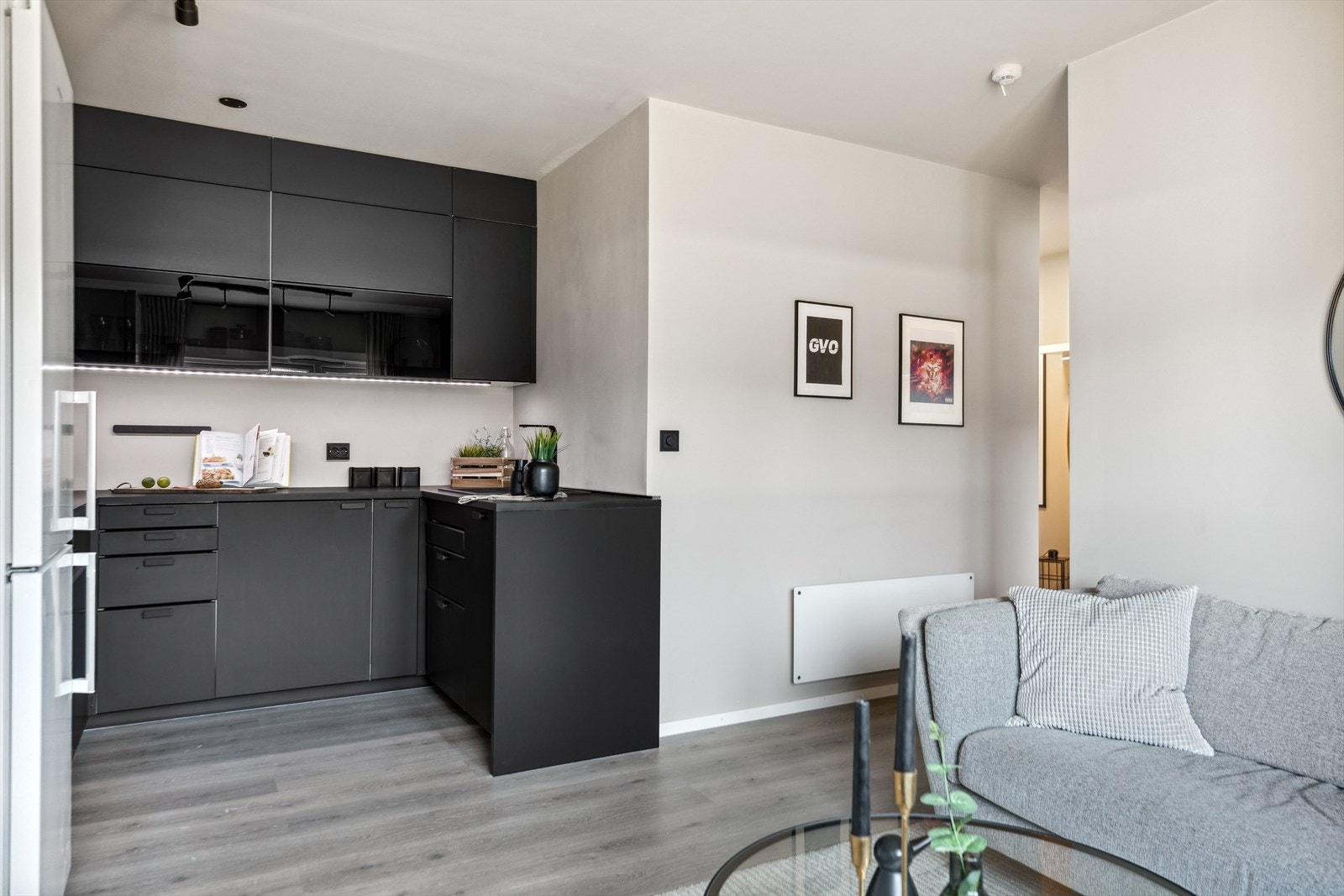 I forbindelse med moderniseringen av leiligheten ble det satt inn nytt kjøkken i 2022, hvor det er etablert opplegg for vaskemaskin. Galleribilde