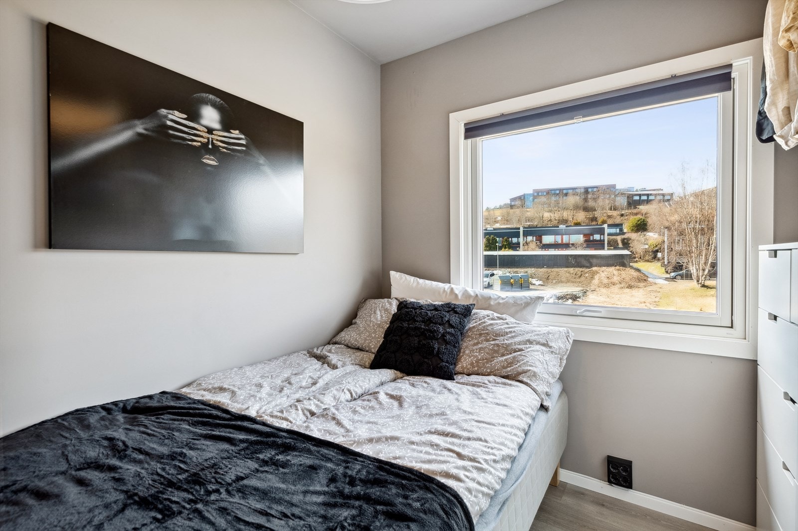 Soverommet gir god plass til seng med tilhørende møblement. Galleribilde