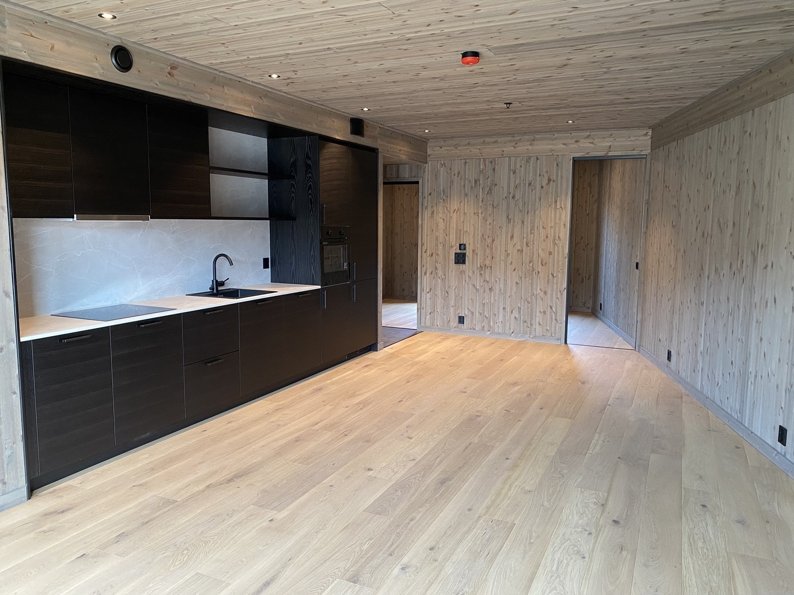 Stor og åpen løsning i stue/kjøkken som gir god plass til møblering av ulike soner. Galleribilde