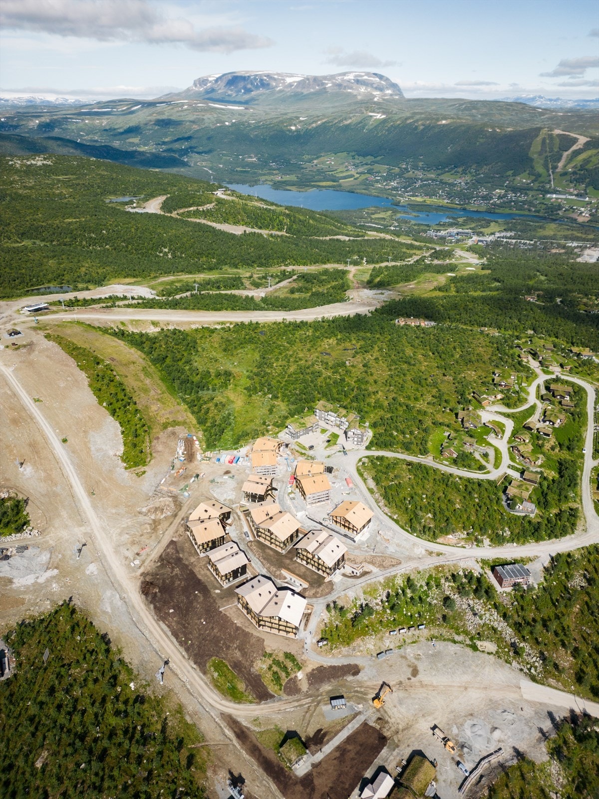 Oversiktsfoto av Kikut Alpin Lodge i nydelige omgivelser. Foto Paul Lockhart. Galleribilde
