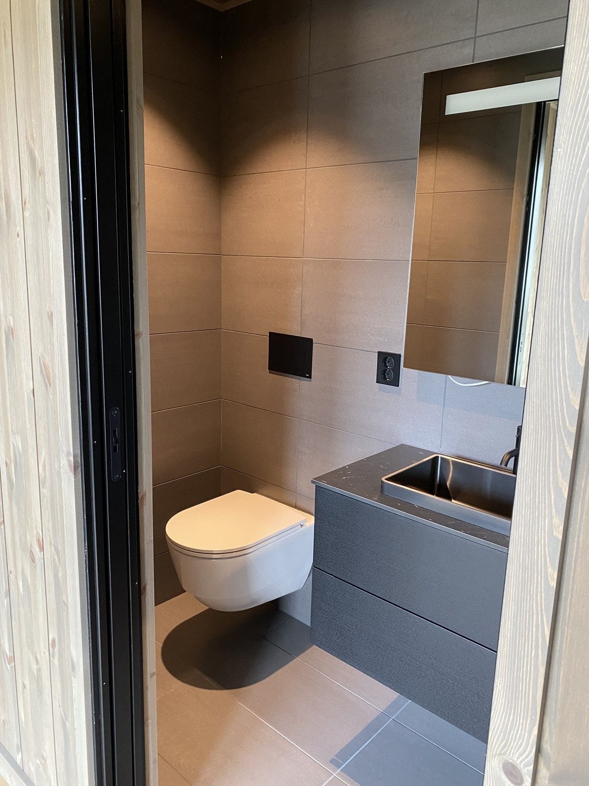 Leiligheten har 2 bad. Begge er oppgradert med sort garnityr. Galleribilde