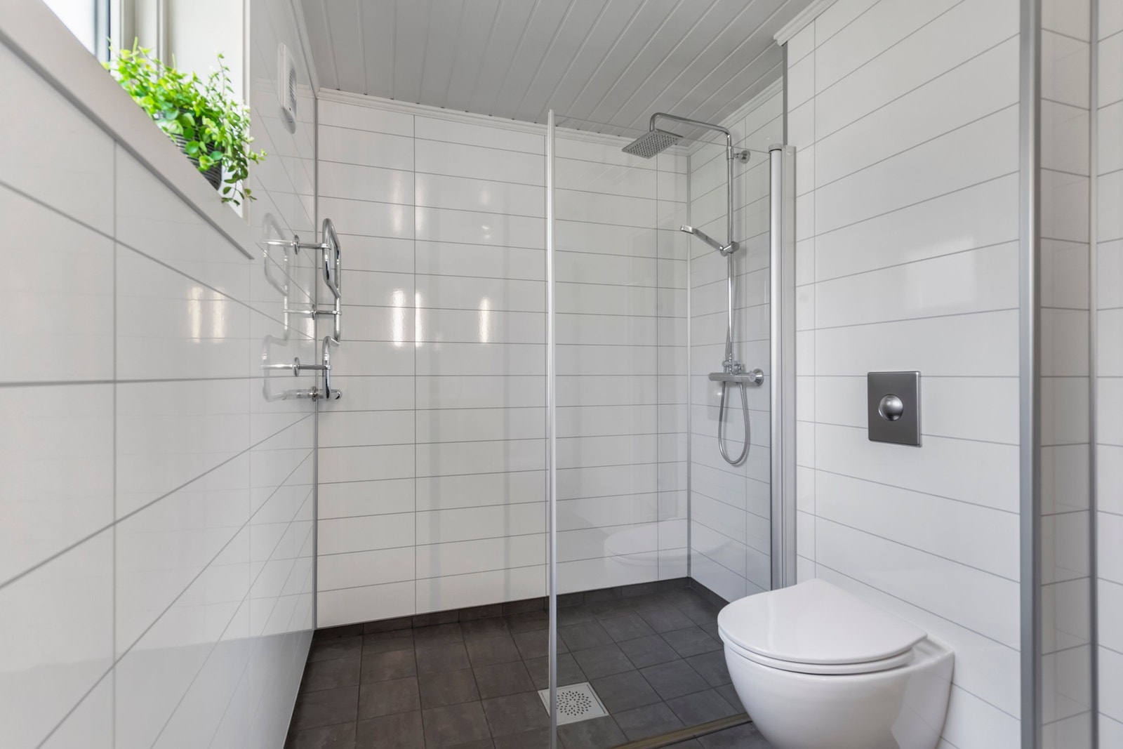Pent bad i hovedetasje oppusset i 2014 Galleribilde