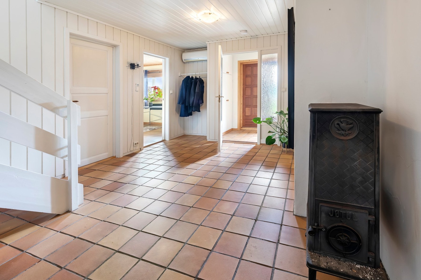 Flislagt entre og hall. Både vedfyring og varmepumpe Galleribilde