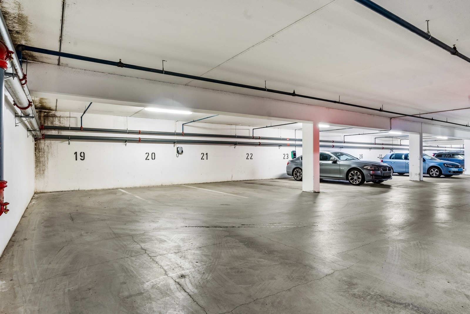 Det medfølger en biloppstillingsplass i felles garasjeanlegg. Det er muligheter for å etablere el-bil lader ved behov. Galleribilde