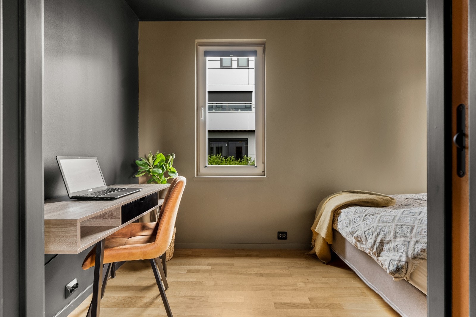 Soverommene er smart løst med inngang via plassbesparende skyvedører. Galleribilde