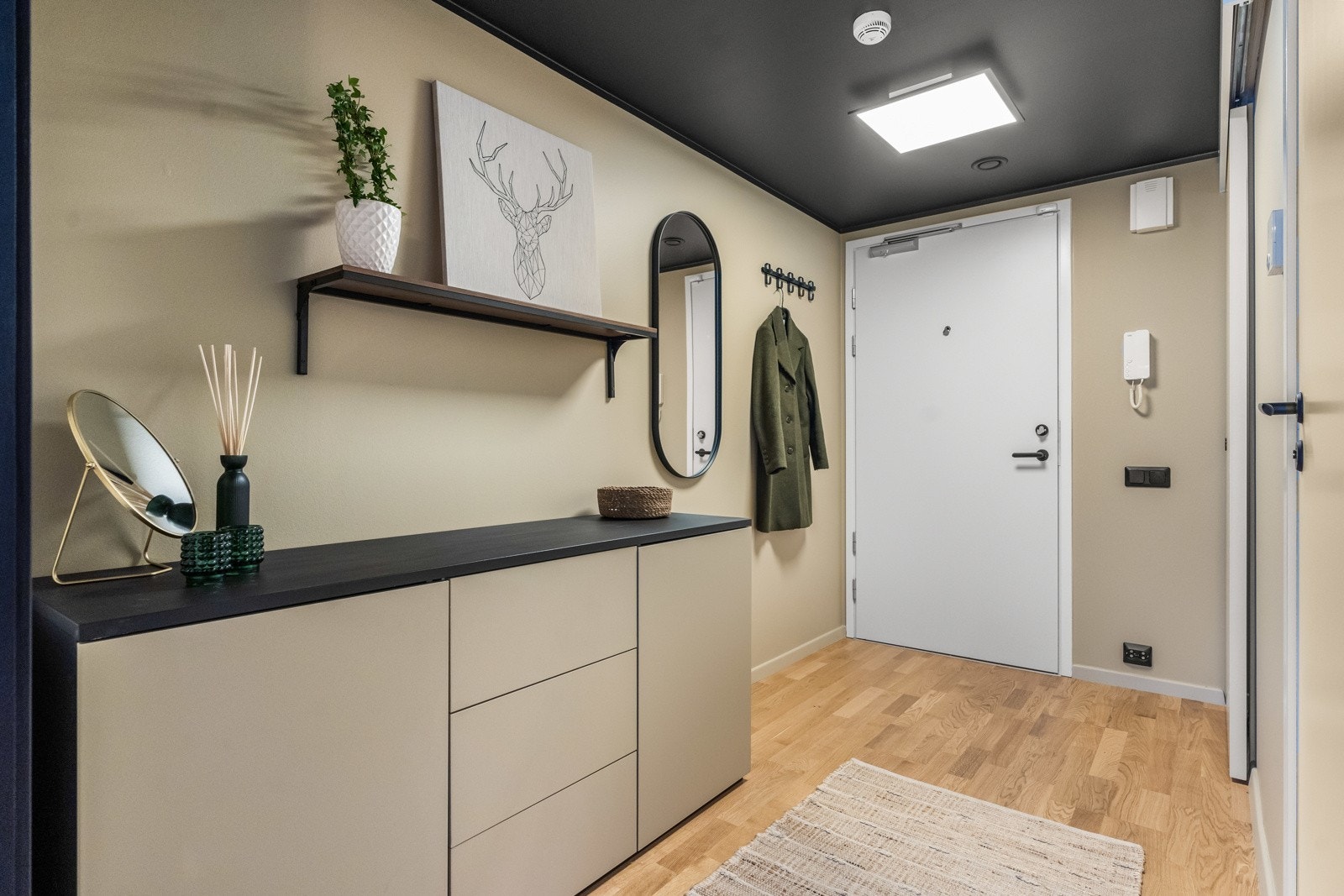 Når du kommer inn i boligen, er det første du møter en lys og romslig entré. Galleribilde