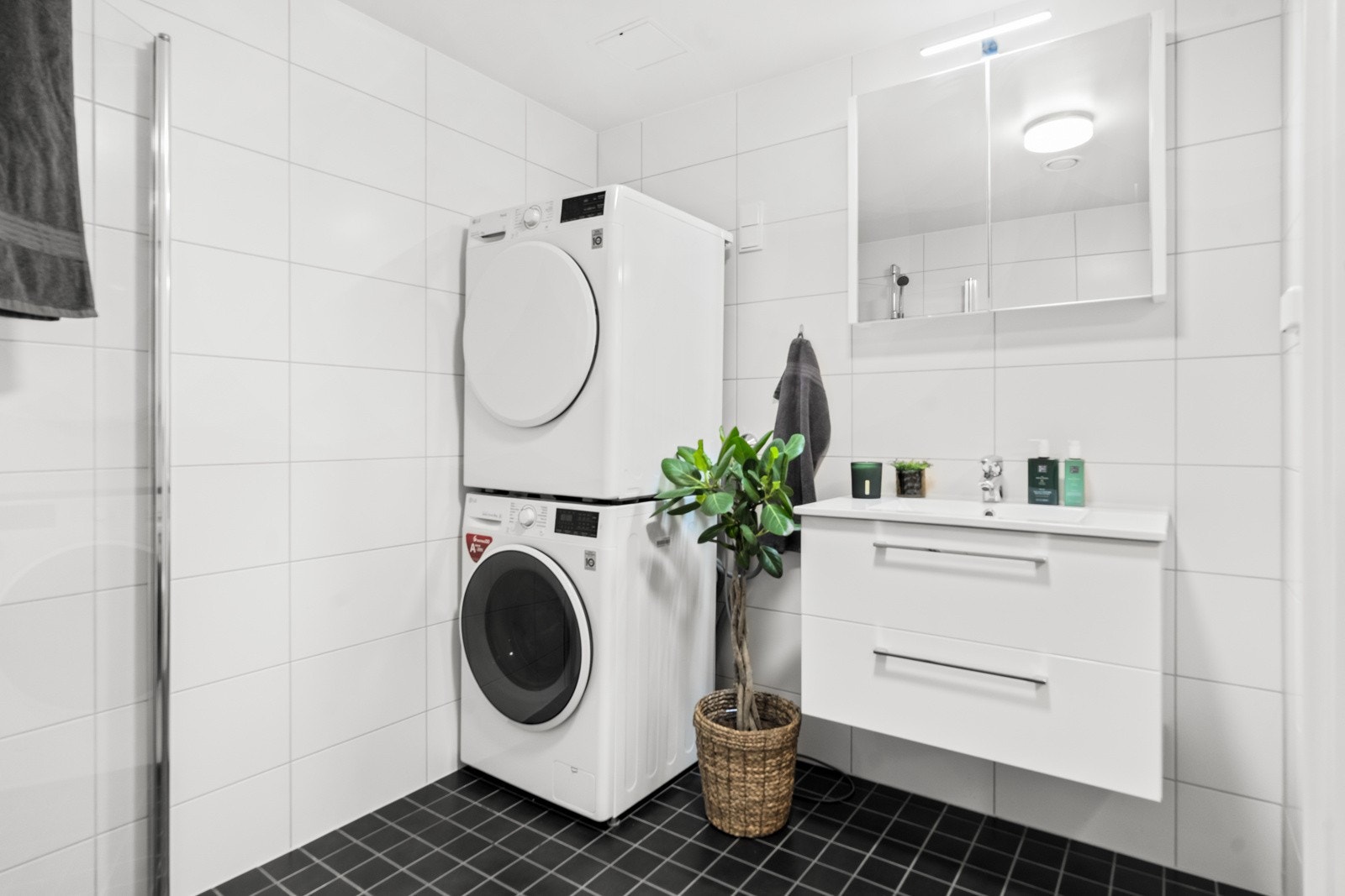 Det er varmekabler i gulv samt opplegg for vaskemaskin og tørketrommel, så her har du alt du trenger på baderommet. Galleribilde