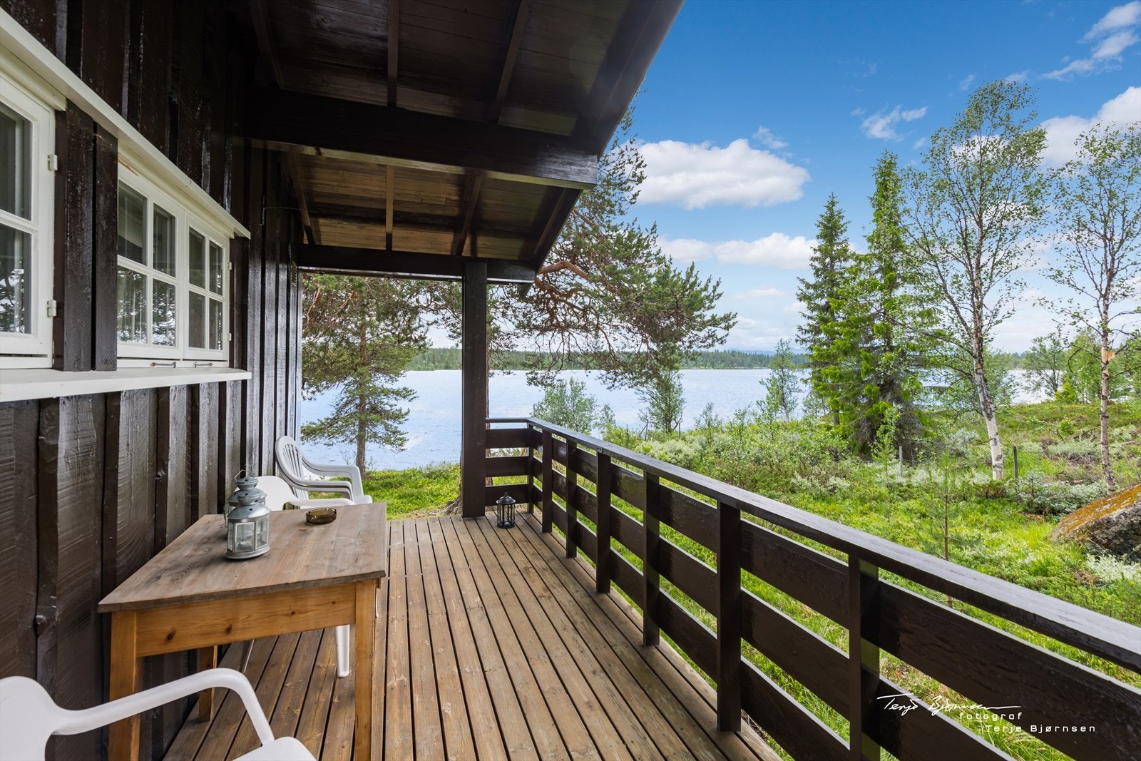 Takoverbygd terrasse ca. 11 m2, er oppført i tre. Galleribilde