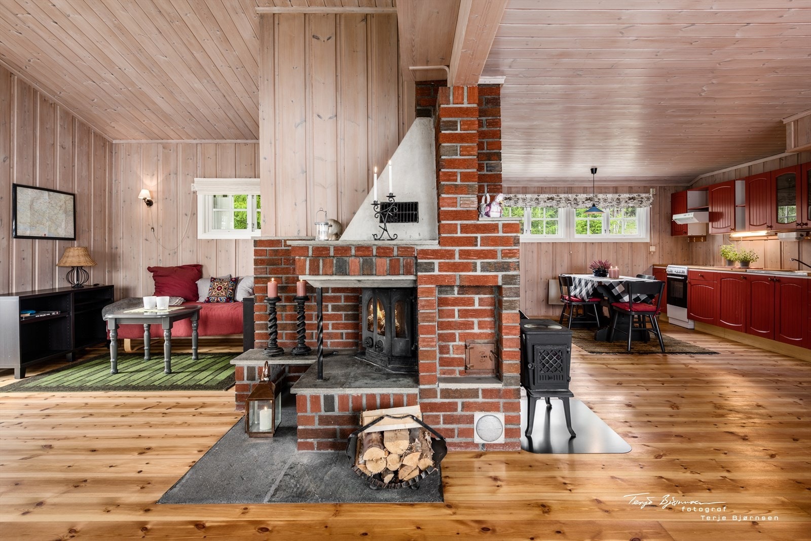 Stua har en flott teglsteinspeis med peisinnsats og ikke minst vedovn som begge avgir bra varme (ny i 2015). Galleribilde