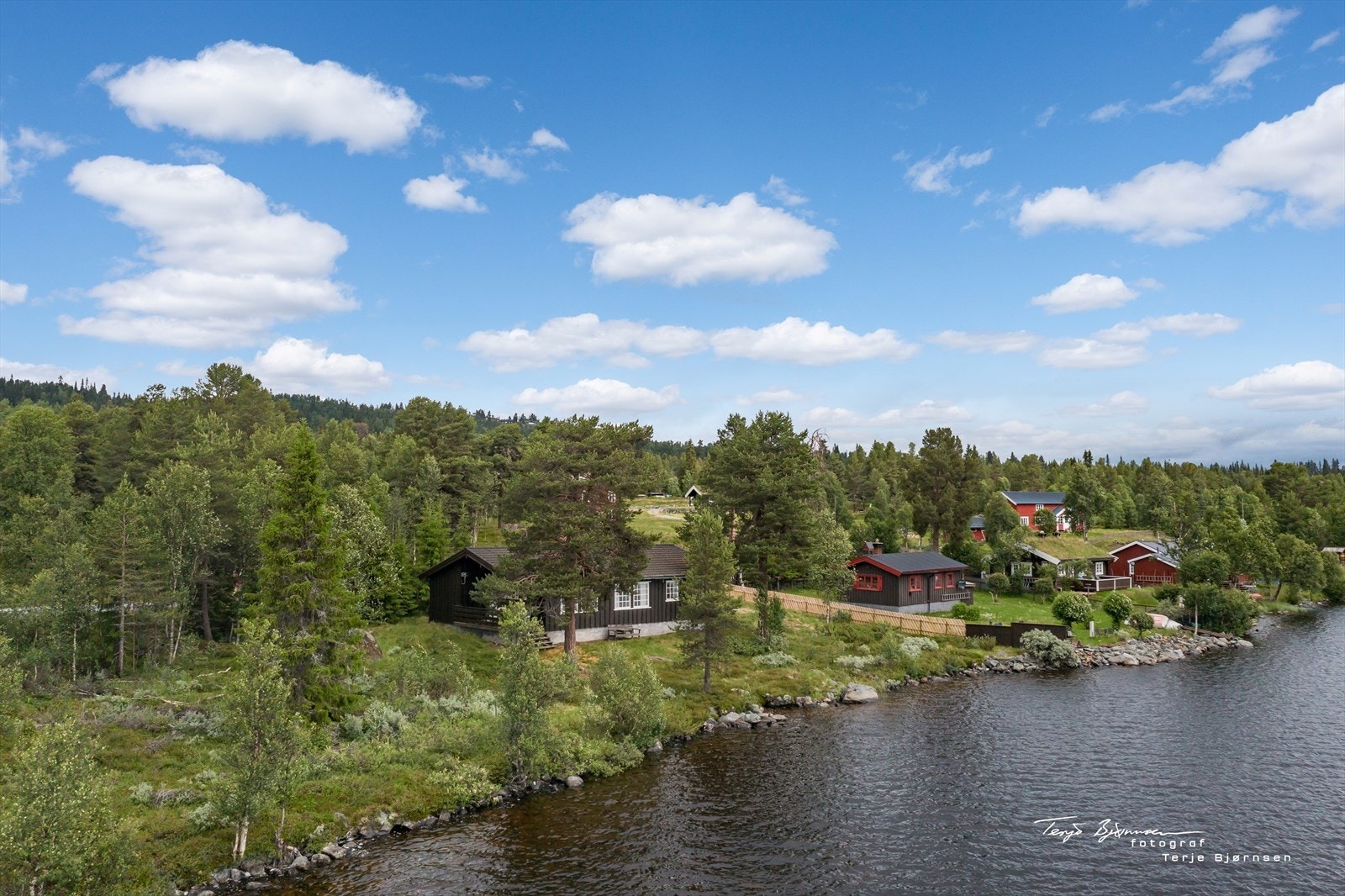 Hytta er vendt mot Buvatn og terrassen mot friarealer mot sør. Galleribilde
