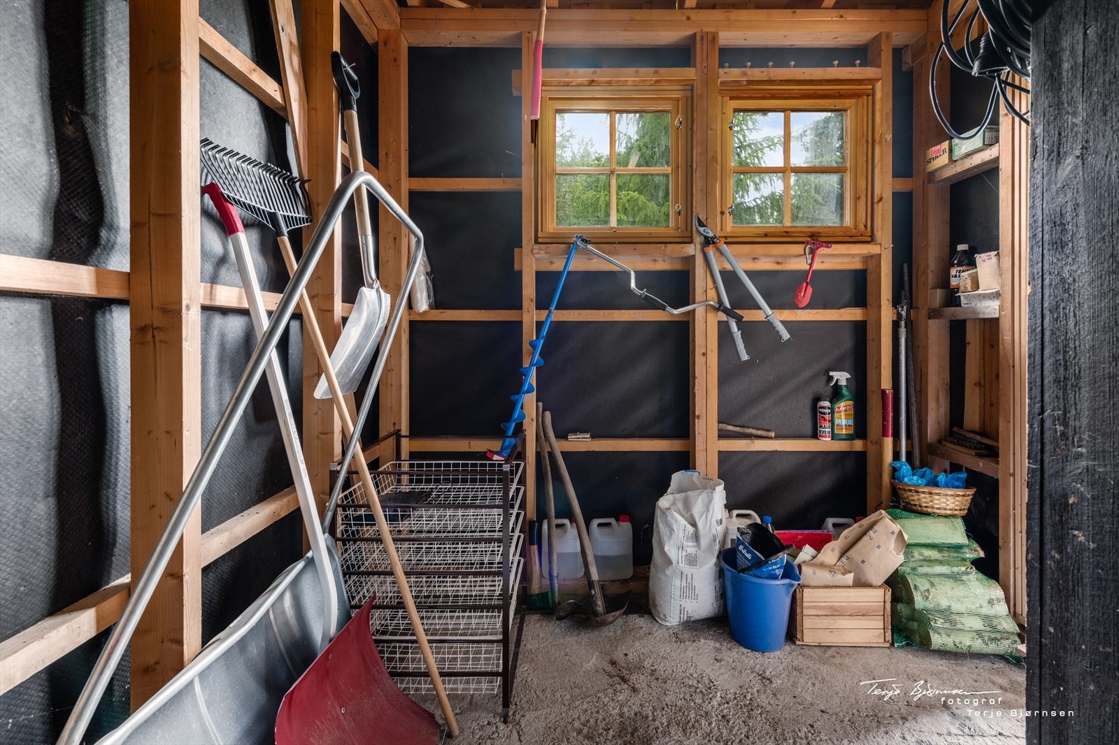 Ved inngangspartiet er det en romslig bod med masse lagringsplass. Galleribilde