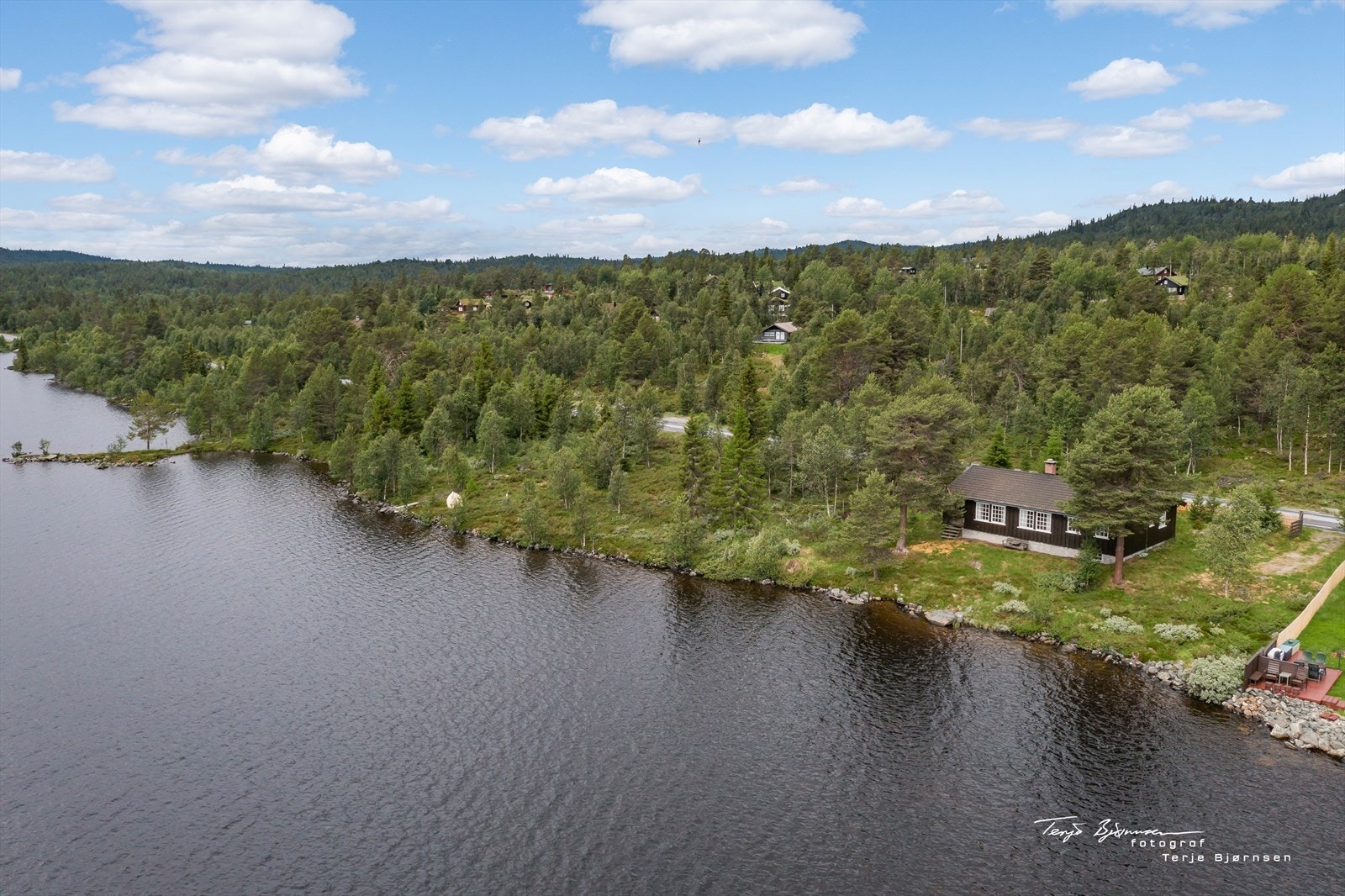 Område har spredt fritidsbebyggelse og hytta er den siste på rekken og grenser til friarealer mot sør. Galleribilde