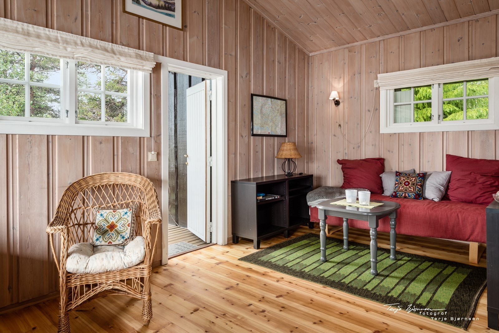 Fra stue er det utgang til en skjermet terrasse mot vest hvor en kan nyte den lange solbanen. Galleribilde