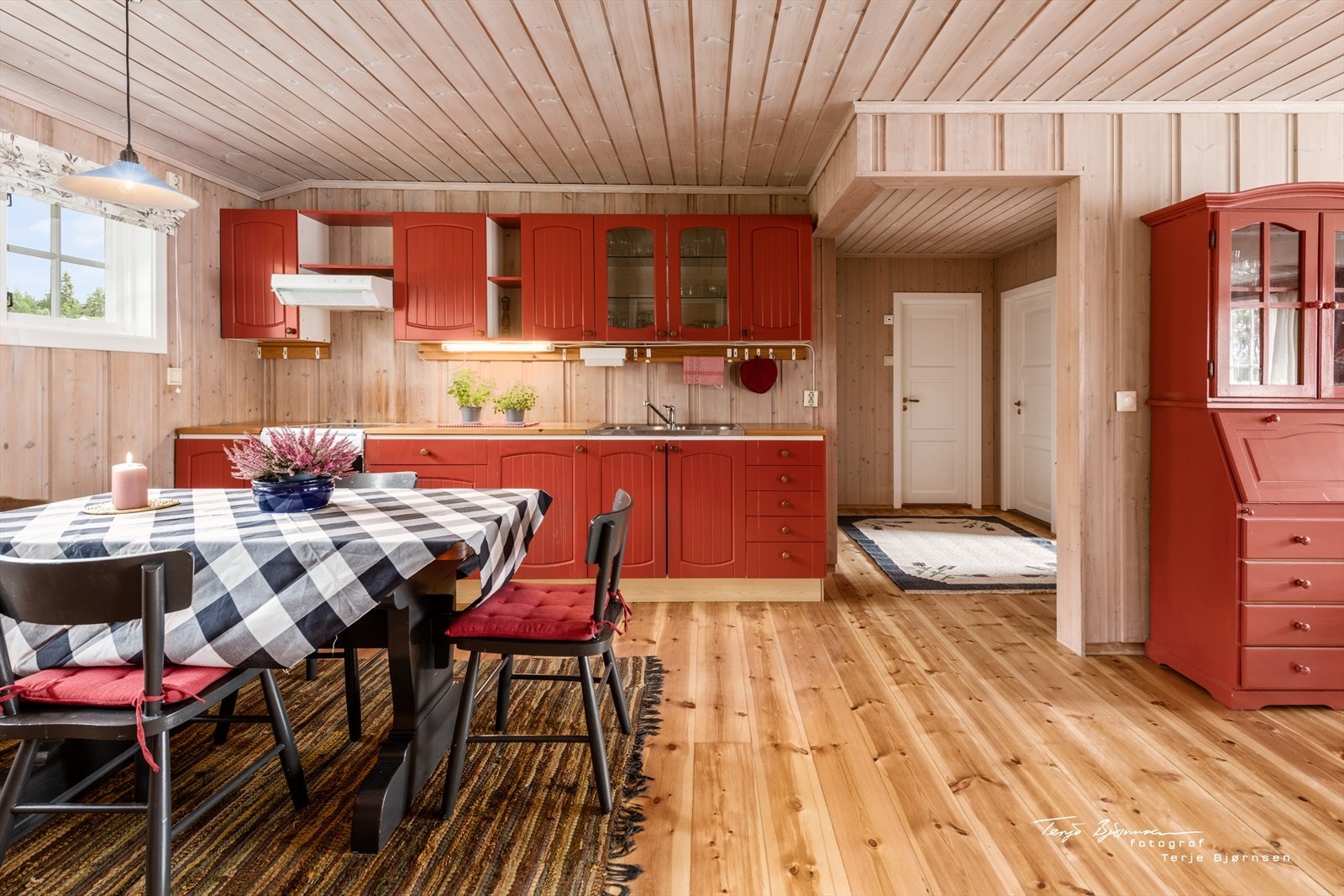 Pent kjøkken med spiseplass. Galleribilde