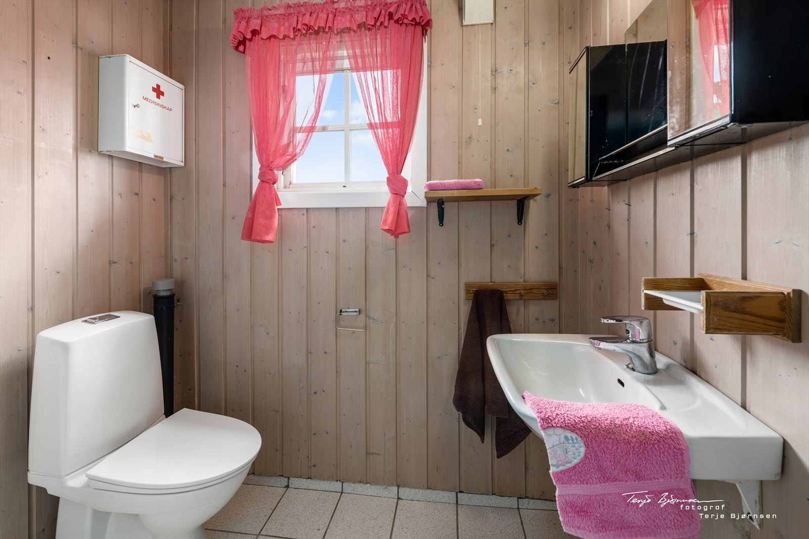 Bad har innredning med servant, wc og dusjkabinett. Galleribilde