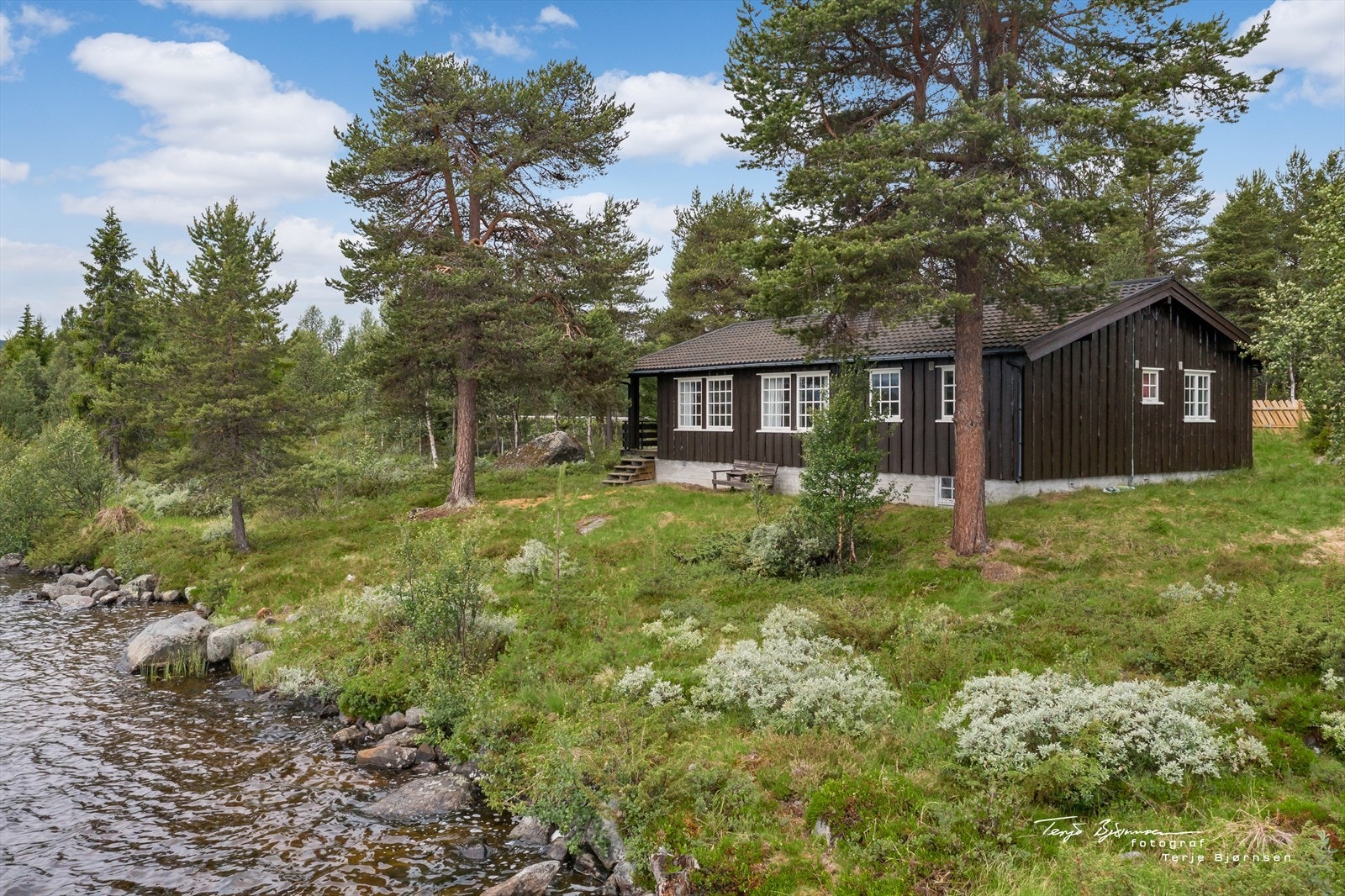 Eiendommen består av en romslig og solid familiehytte med strandtomt. Galleribilde
