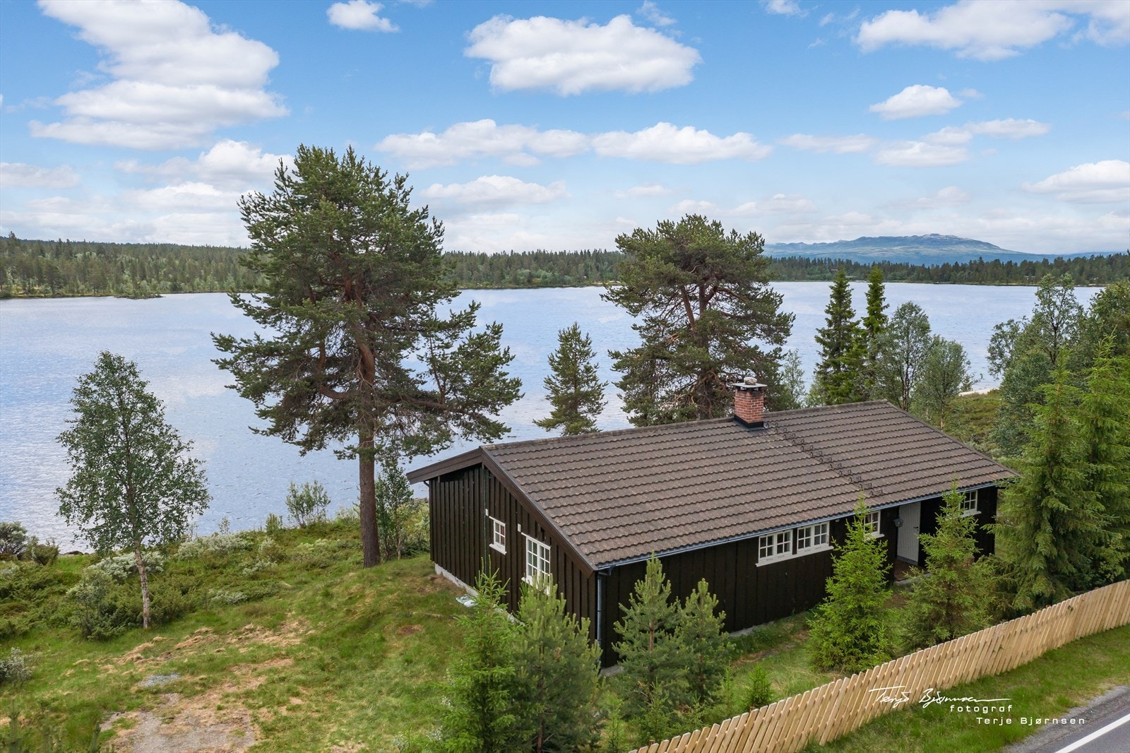 Hytta har god adkomst fra fylkesveien og er samtidig ligger den skjermet fra den. Galleribilde