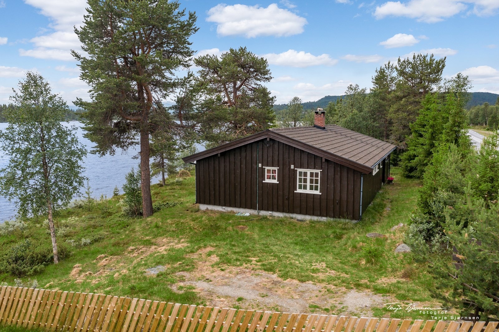 Tomten er inngjerdet og det er satt opp grind så en slipper å få sauen inn på tomten. Galleribilde
