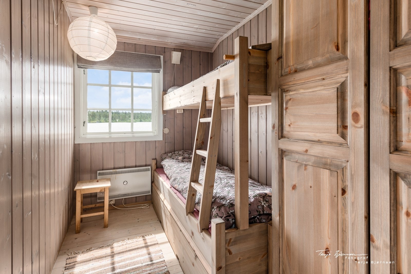 SOV 3: Plassbygd køyeseng (nytt 2023) samt skap. Galleribilde