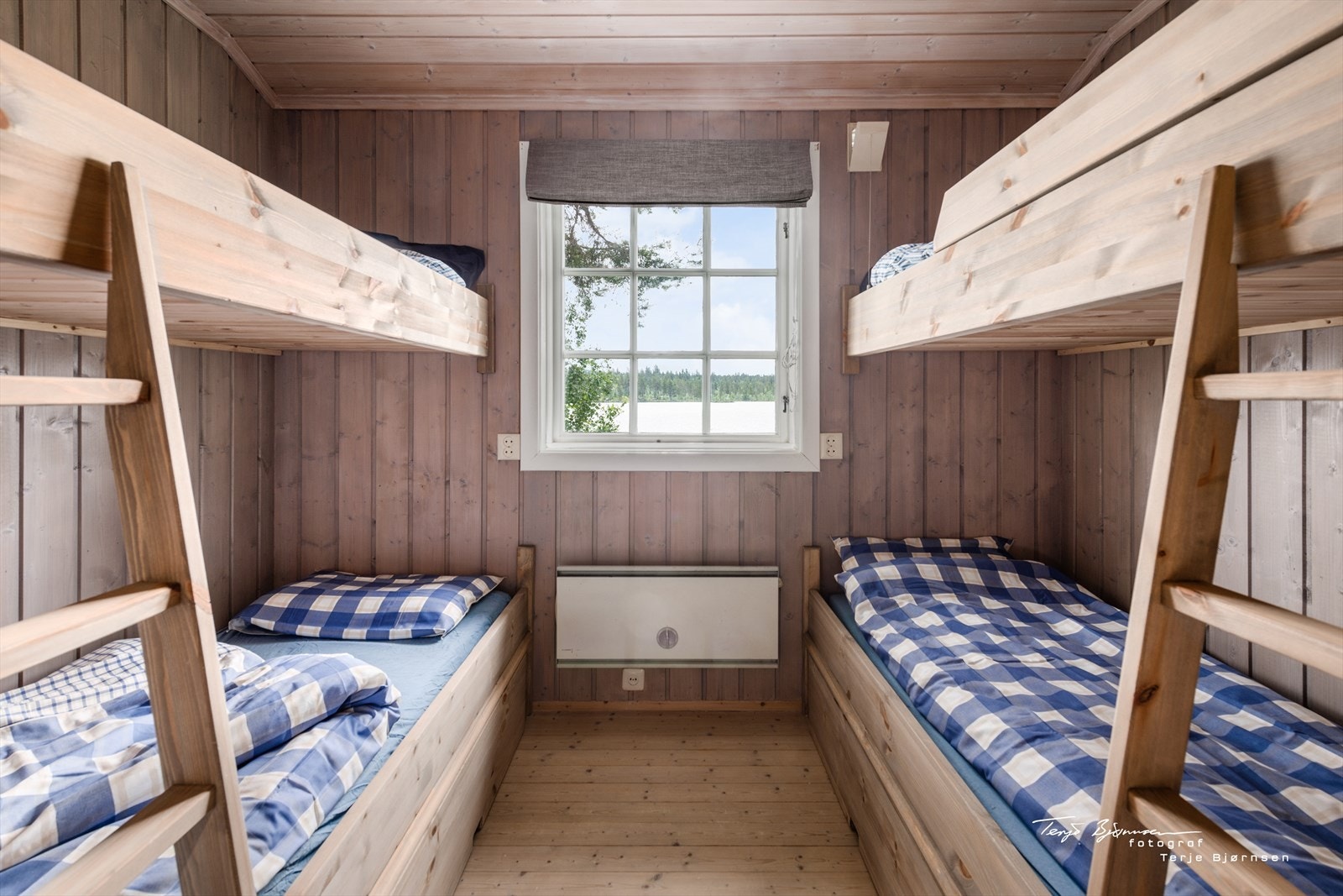 De plassbygde sengene er laget av en lokal møbelsnekker (nytt 2023). Totalt 4 sengeplasser. Galleribilde