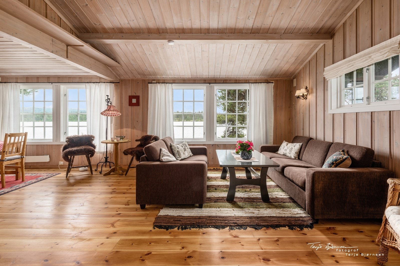 Stua er lys og trivelig og svært romslig. Galleribilde