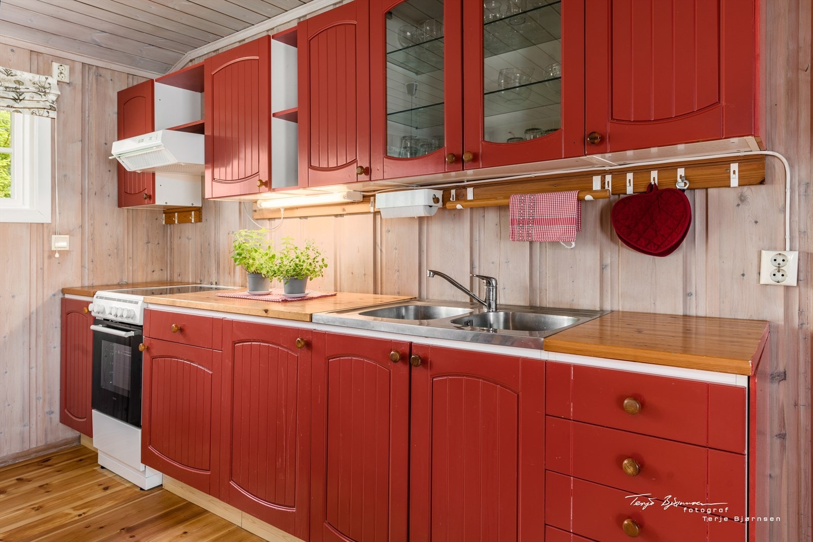 Kjøkkenet har rikelig med benkeplass og benkeplate i heltre. Galleribilde