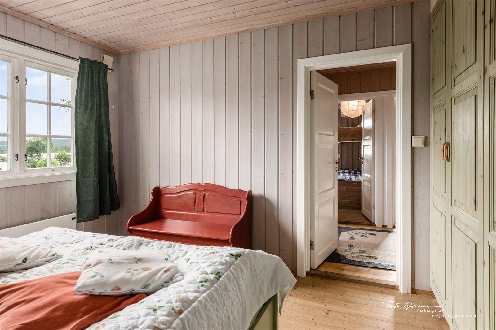 SOV 1: Hovedsoverommet er innredet med en stor dobbeltseng og rikelig med plassbygde skap. Galleribilde