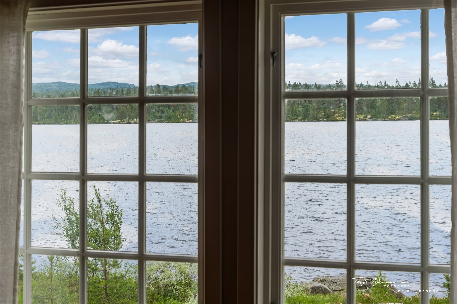 Gode vindusflater utover vannet og fjellheimen for øvrig. Galleribilde