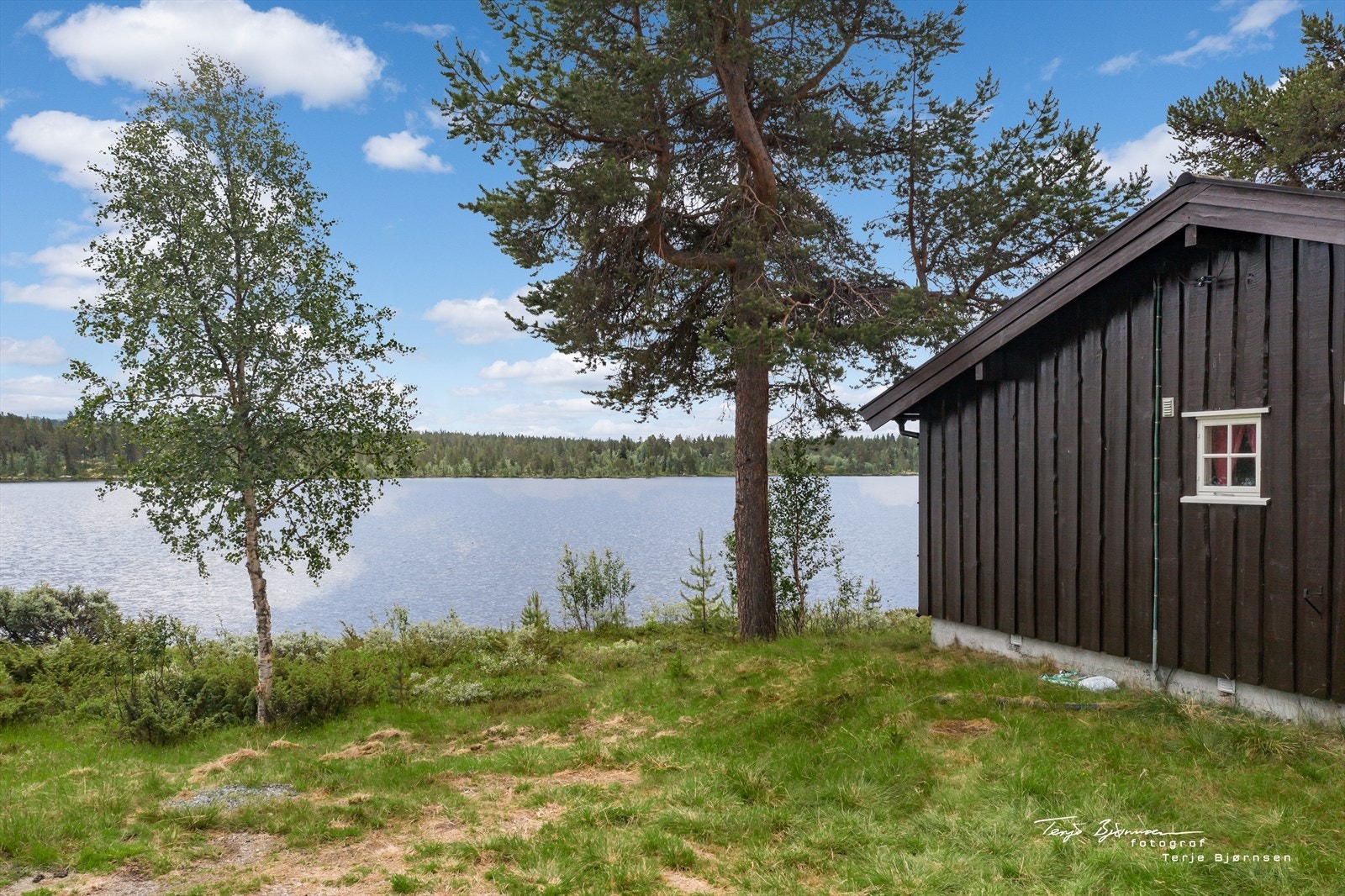 Her er det svært gode solforhold, vid utsikt utover vannet og mot omkringliggende fjell. Galleribilde