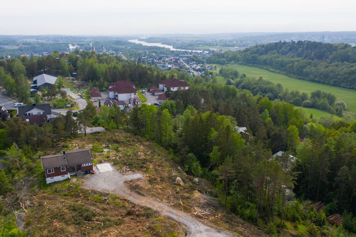 Eneboligen på bildet skal rives for å gi plass til de to nye husene Galleribilde