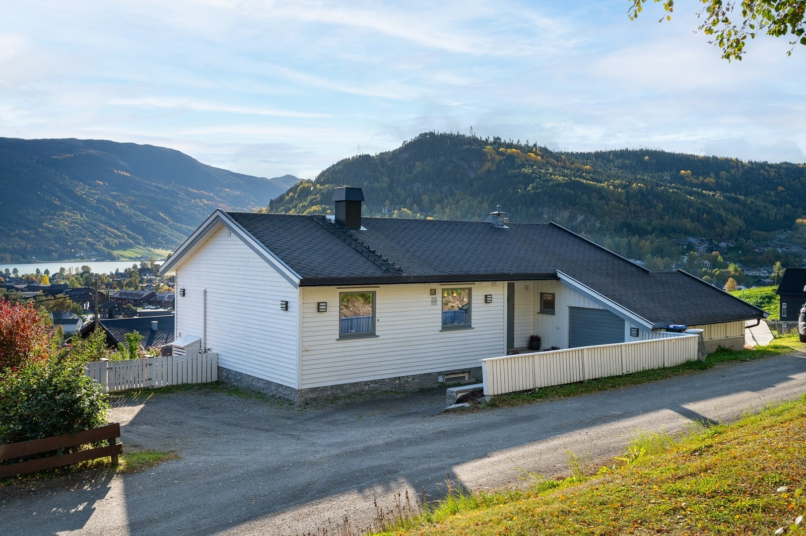 Eiendommen har en meget fin beliggenhet i øvre del av Haugøyjordet med gangavstand til Vågåmo sentrum. Galleribilde