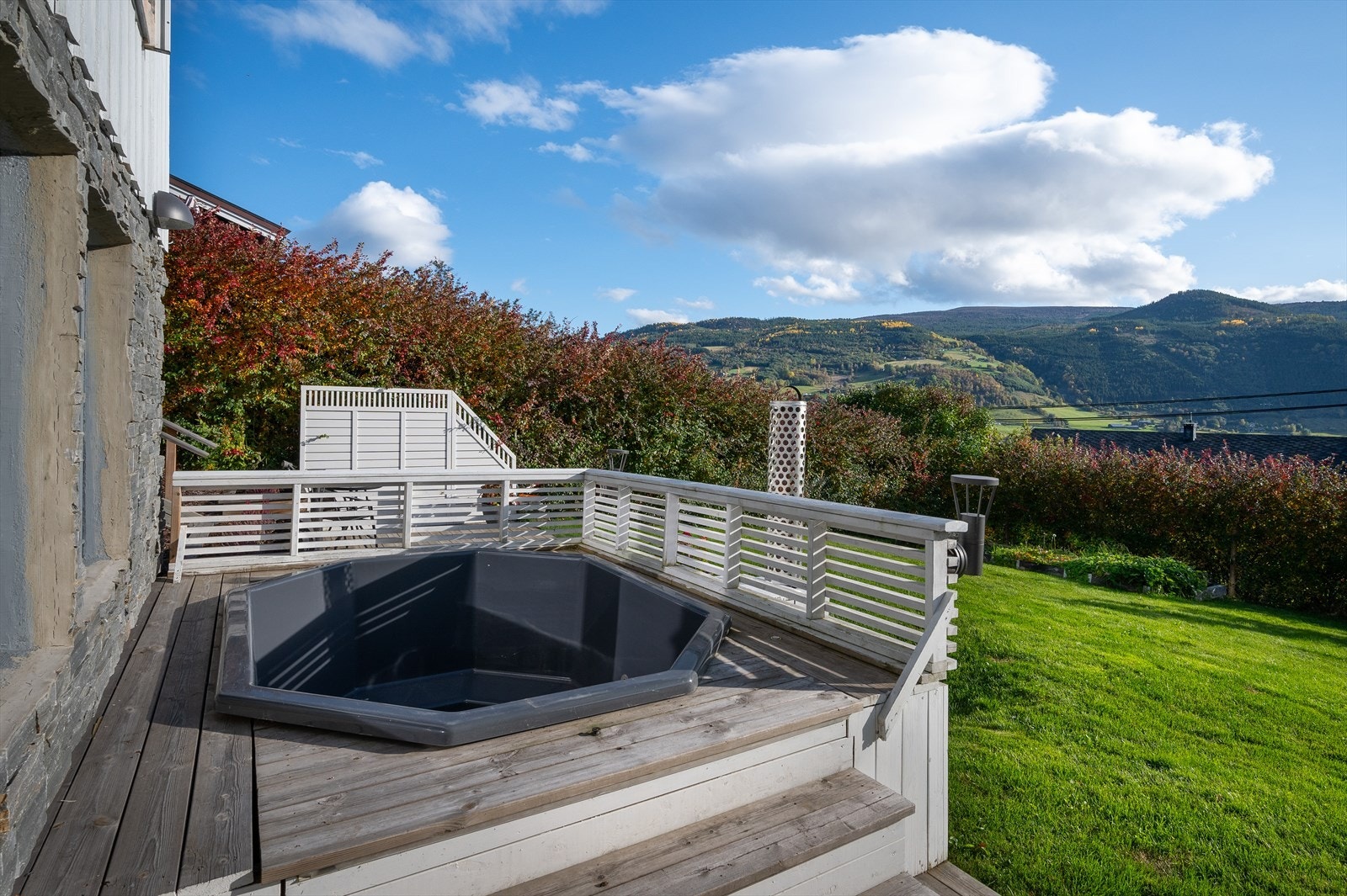 Her kan man nyte flott utsikt fra vedfyrt jacuzzi. Galleribilde