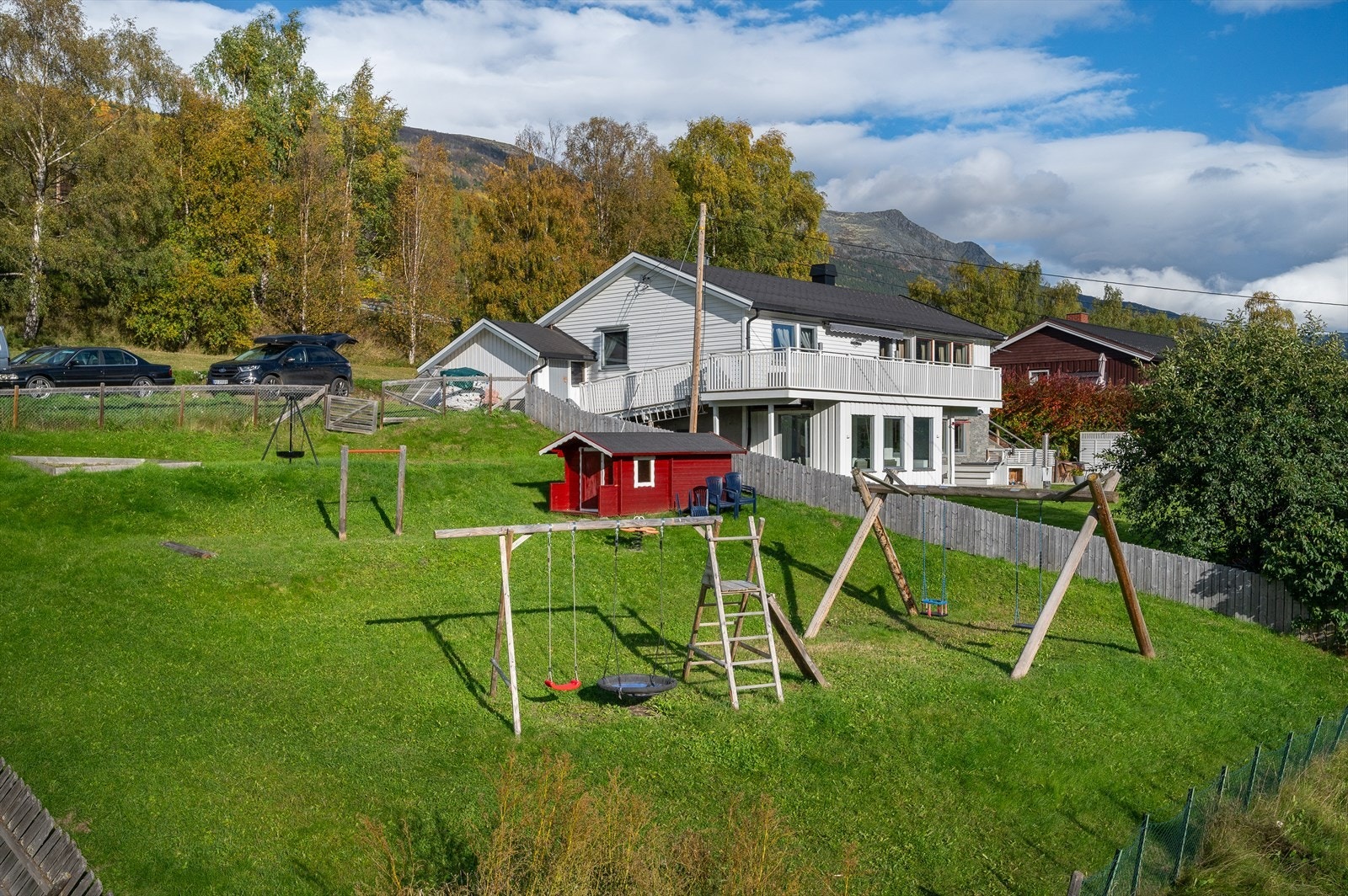 Det er lekeplass på naboeiendommen. Galleribilde