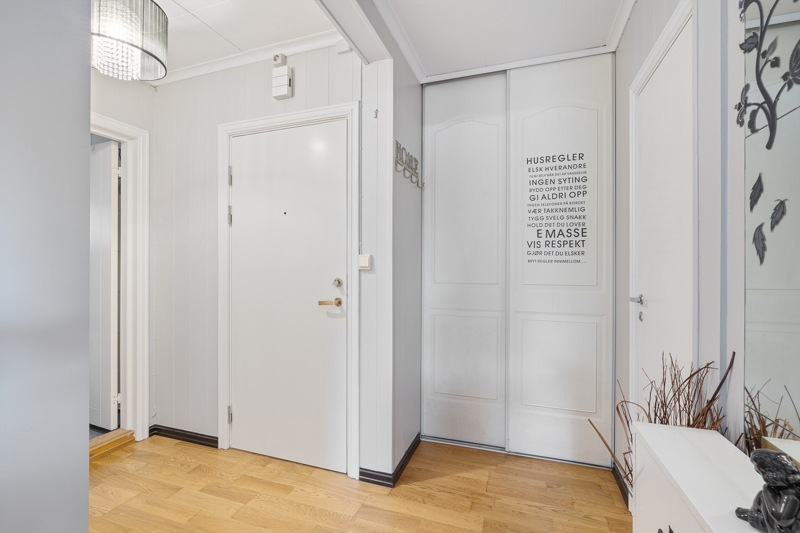 Gang med garderobe/bod Galleribilde