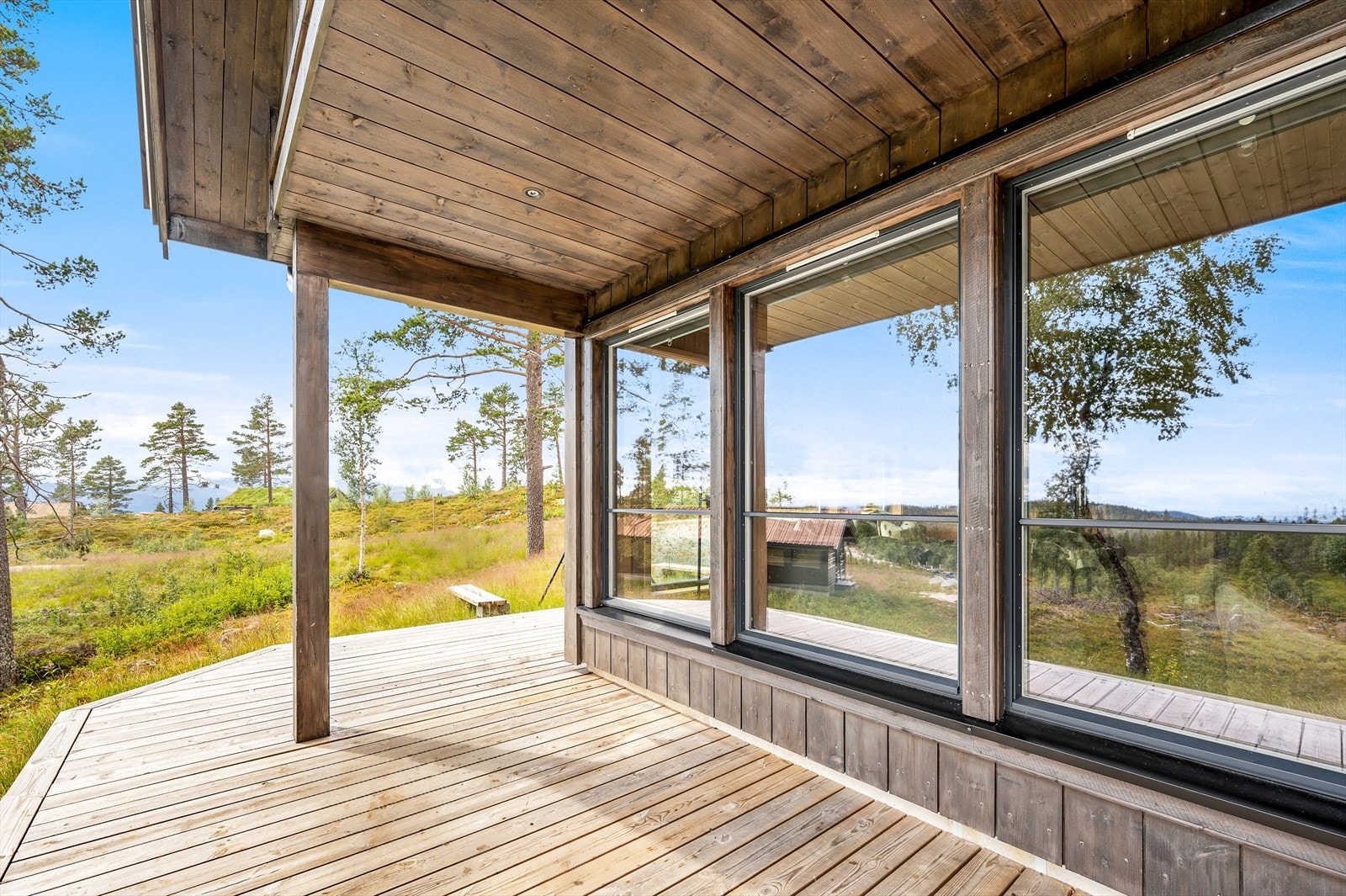Delvis takoverbygget terrasse med direkte adgang fra spisestua. Galleribilde