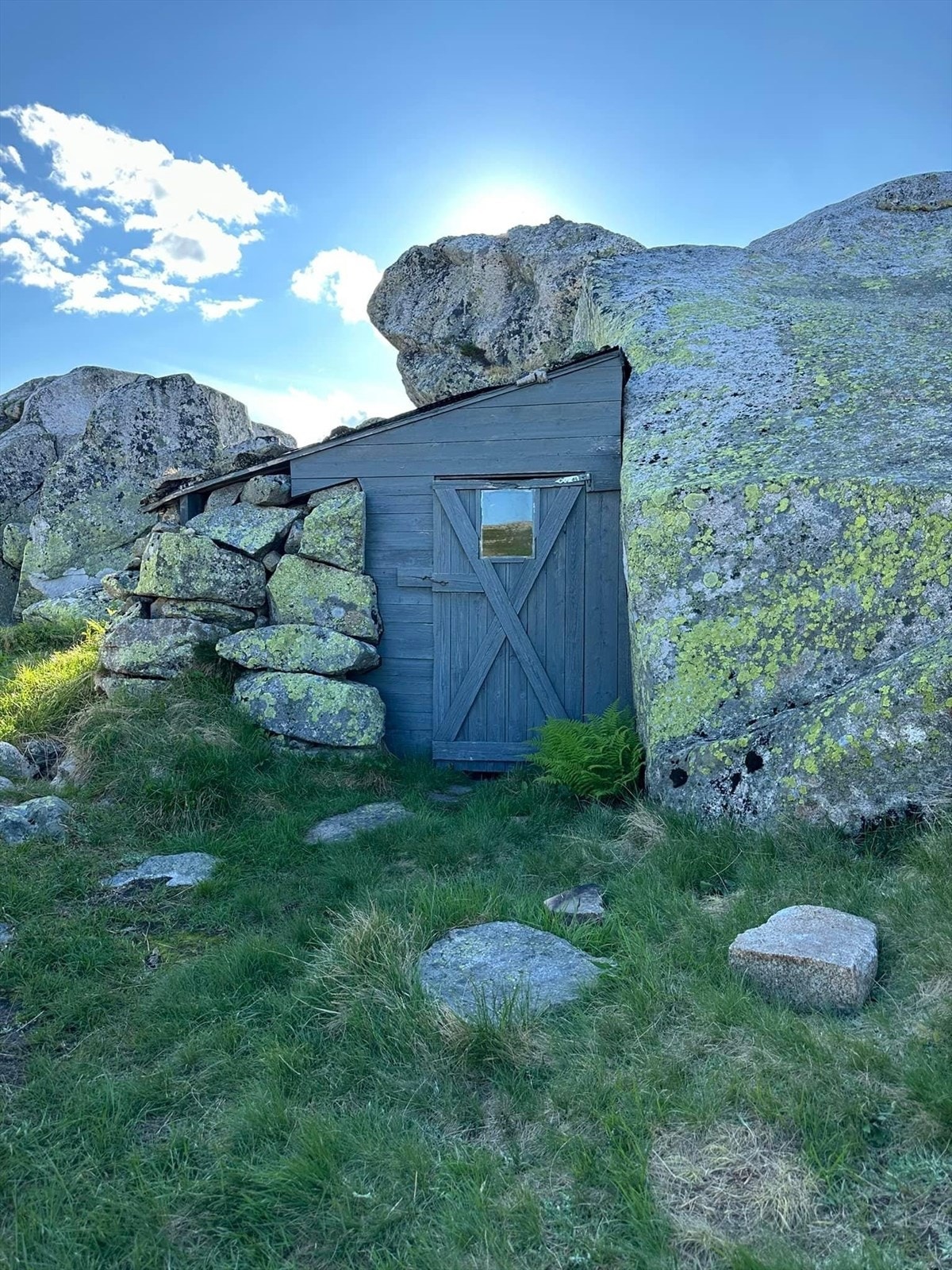 Harehopp, en liten steinhytte på Sørbølfjellet 121
2 moh. Galleribilde