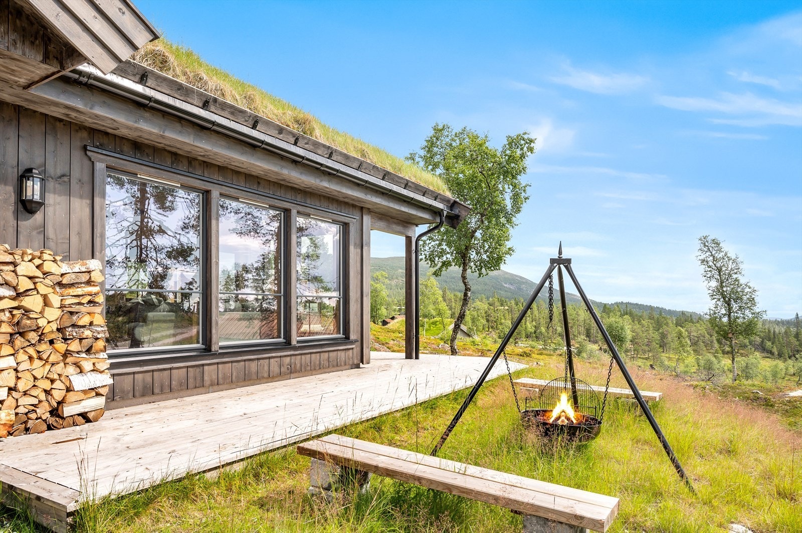 Koselig bålplass i enden av terrassen. Galleribilde