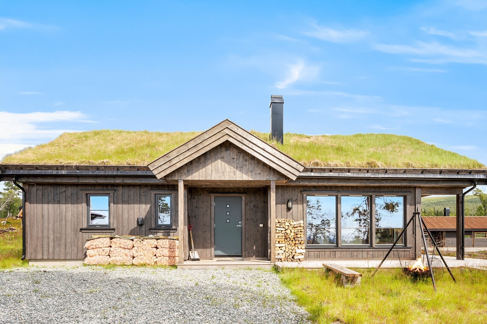 Det er installert elbillader på yttervegg. Galleribilde