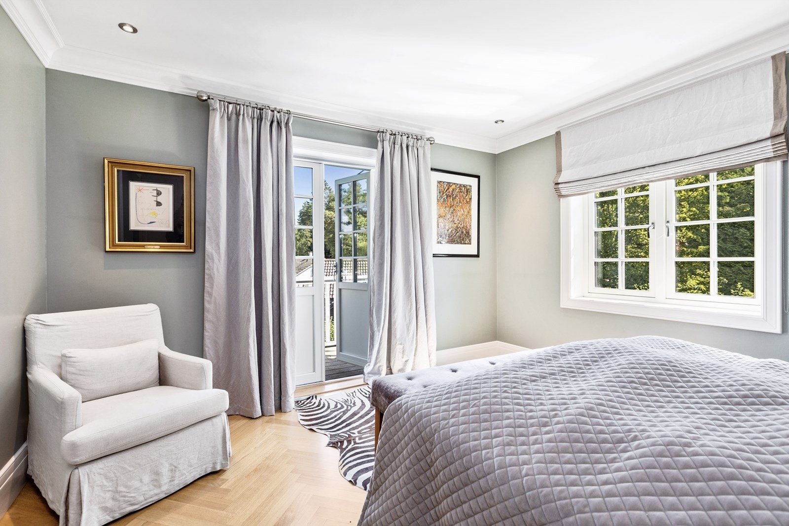 Hovedsoverommet er innredet som en eksklusiv suite med eget bad, walk-in-closet og balkong på ca. 5 kvm. Galleribilde