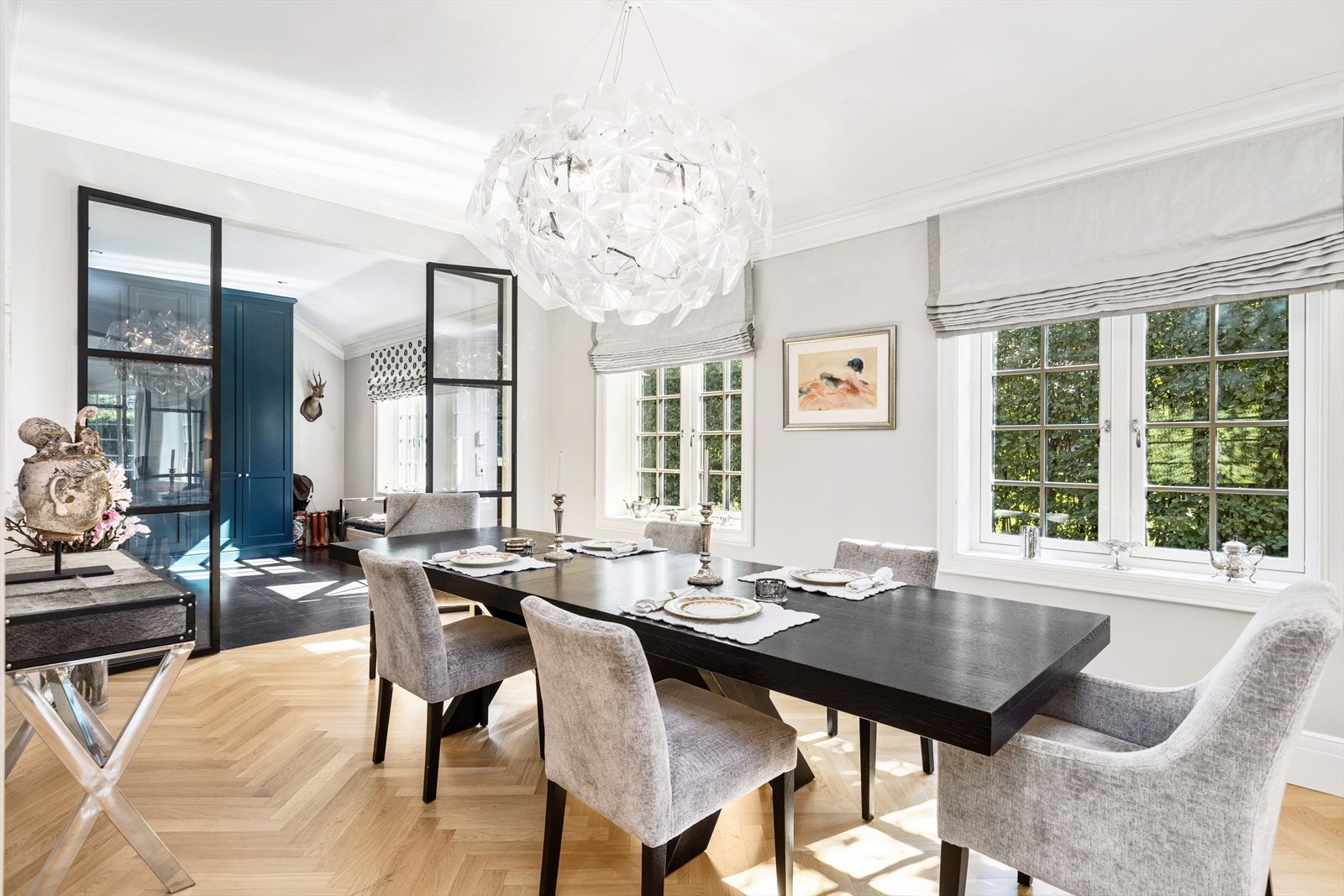 Boligen oppleves som lys og luftig. Vinduer med 3-lags glass fra 2017. Galleribilde