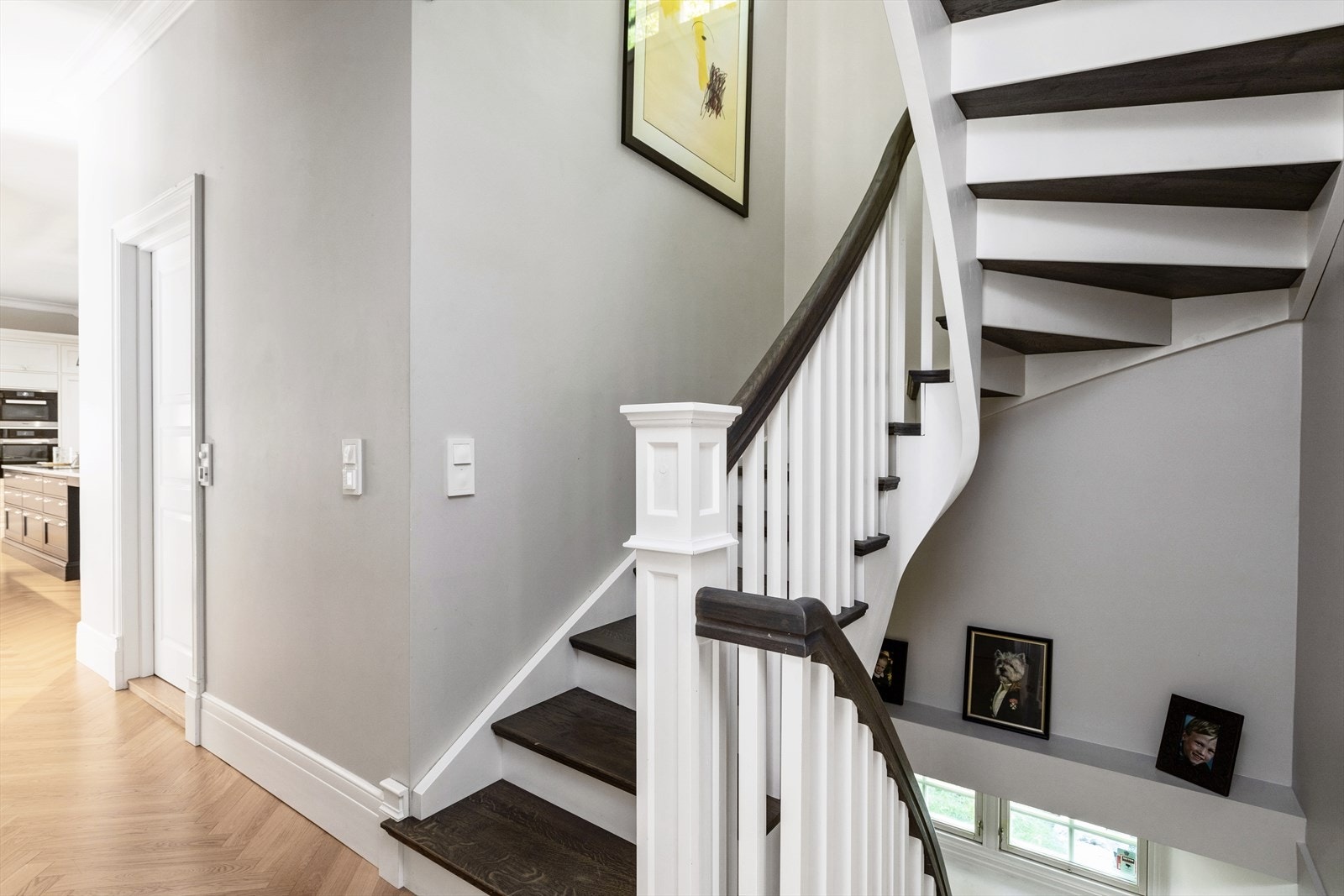 Skogsvingen 13 er en stilsikker og gjennomført bolig med et delikat uttrykk. Galleribilde